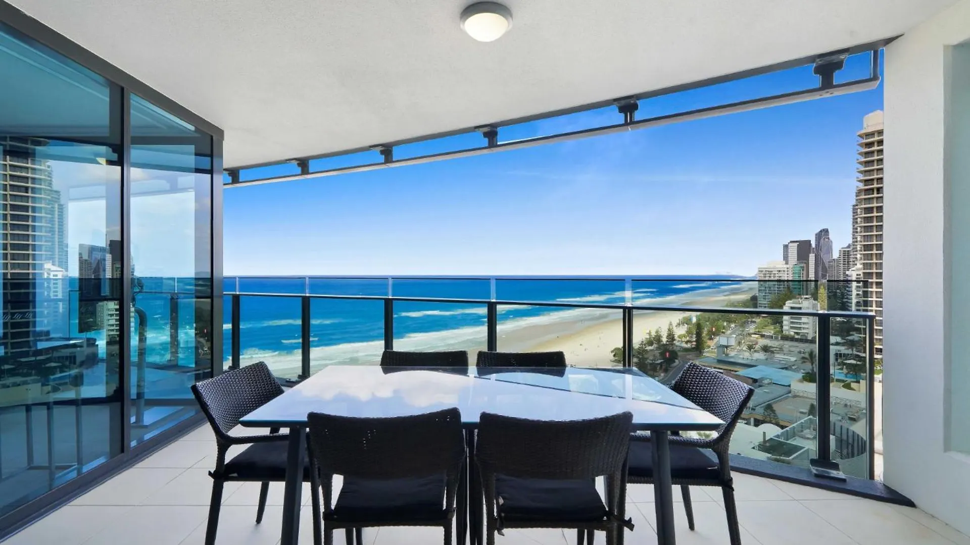 Beachfront 3-bed With Ocean Views, Pool, Gym & Bbq Gold Coast