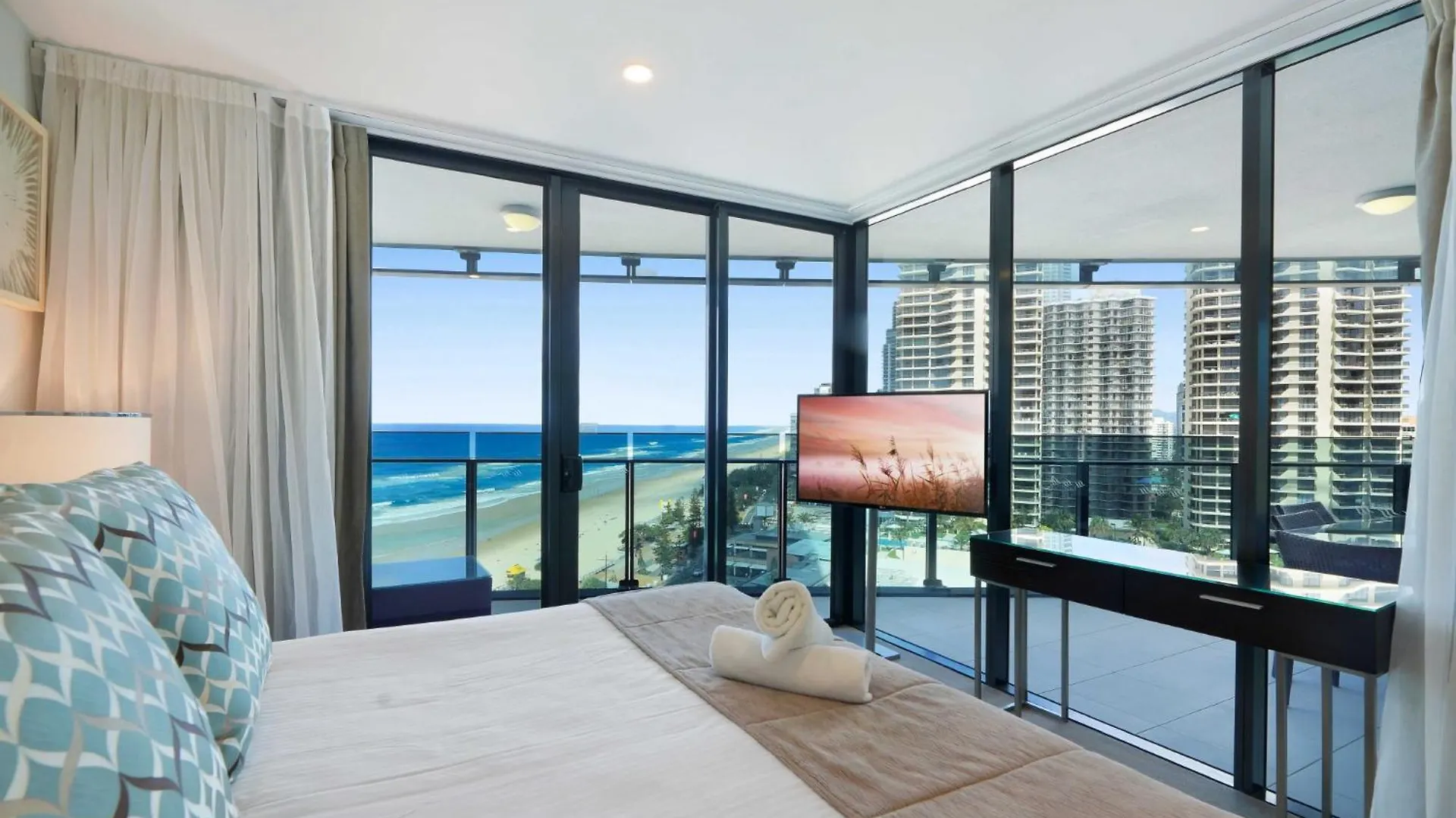 Beachfront 3-bed With Ocean Views, Pool, Gym & Bbq *