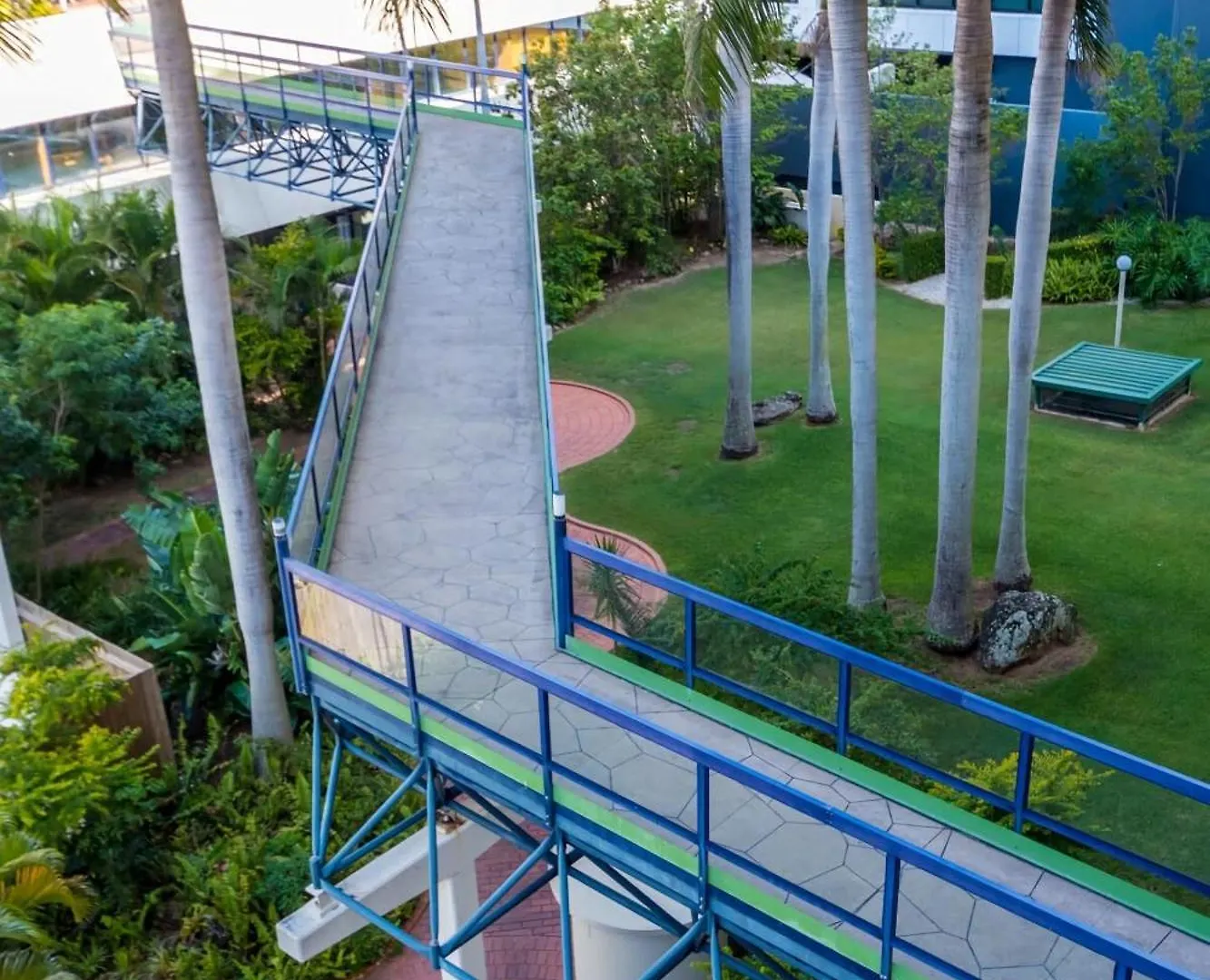 Surfers Escape - 450m To The *