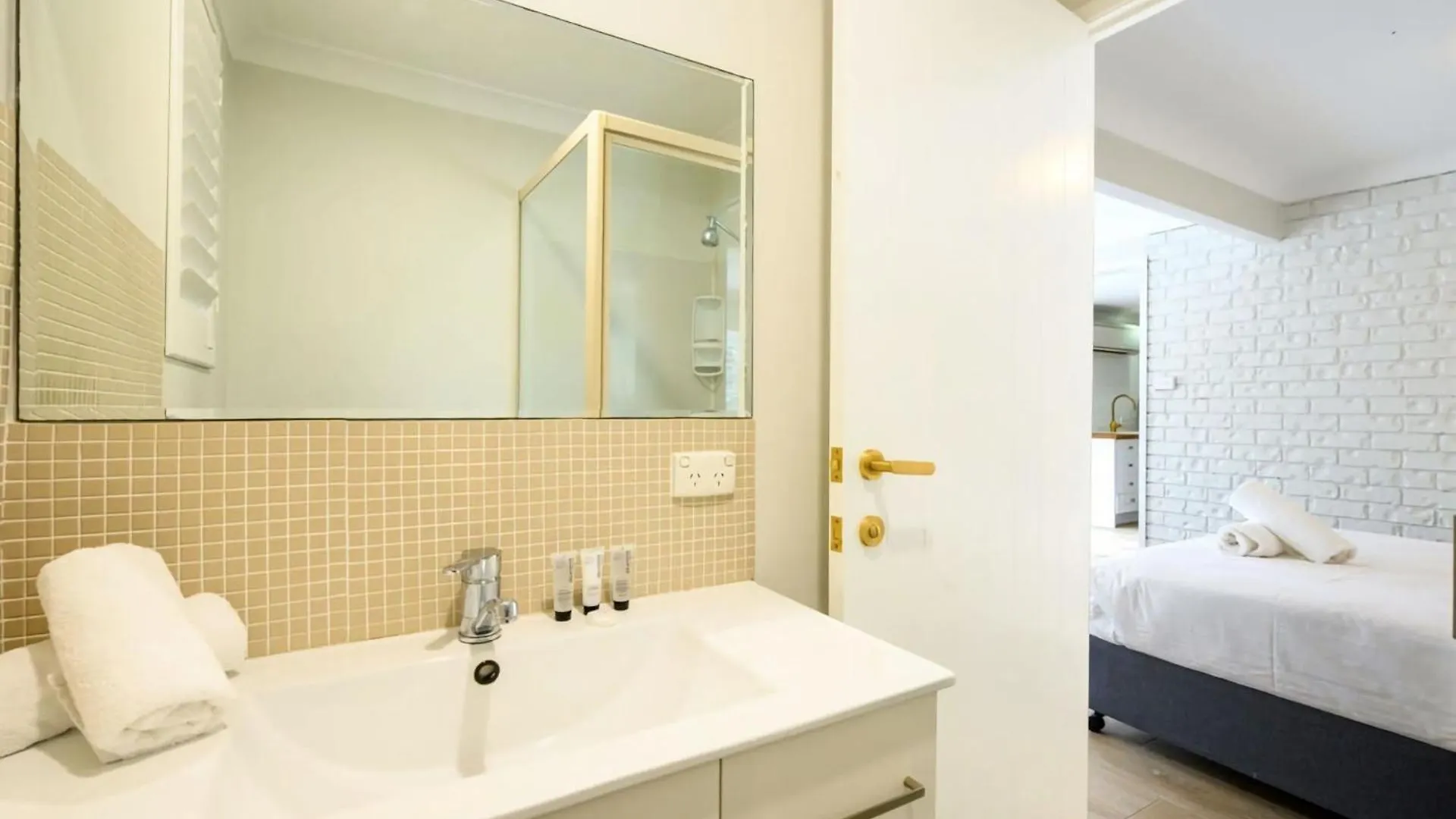 Riverfront Oasis Serene 1brm Retreat Apartment *