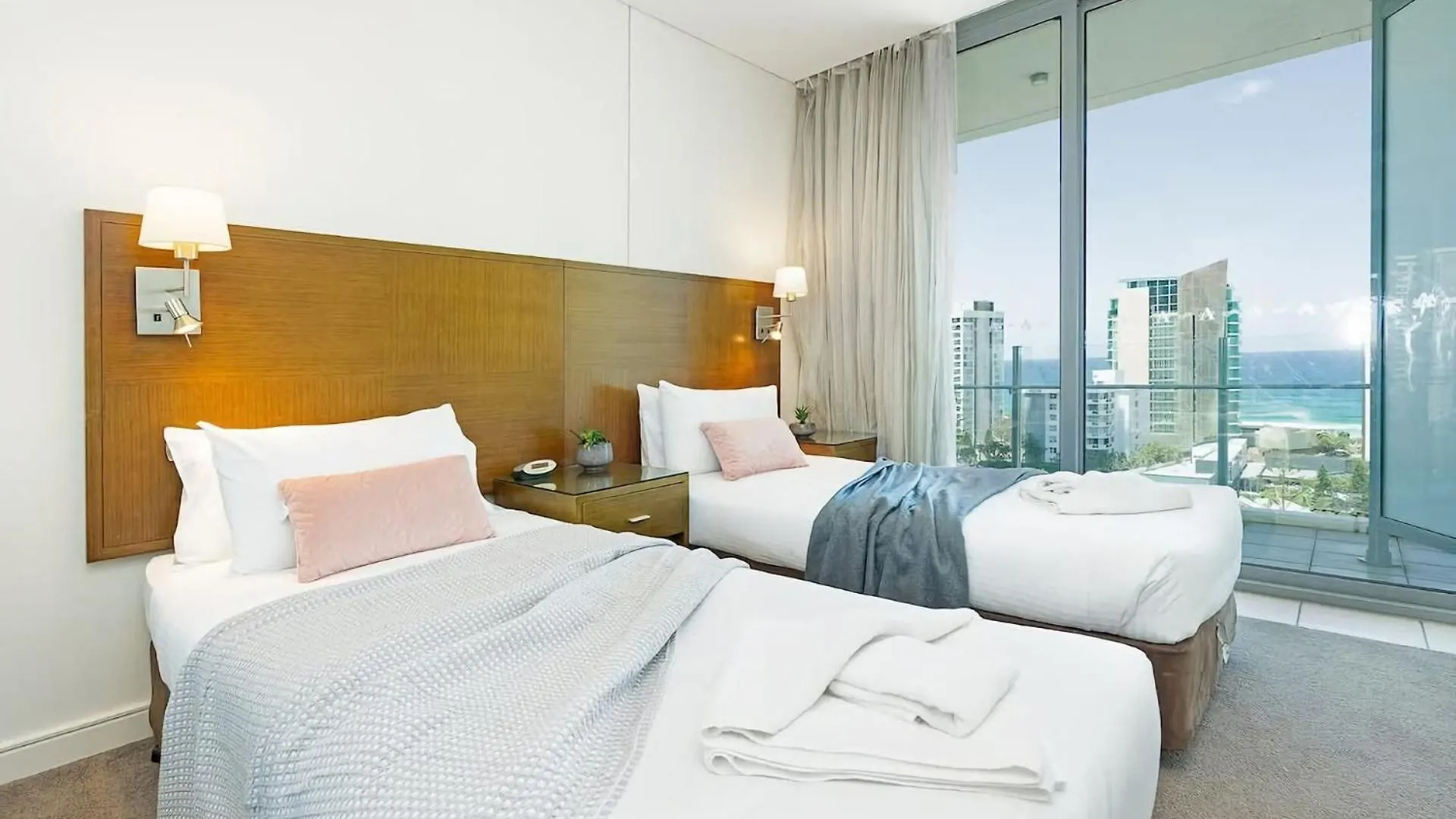 Sunny Coastal Getaway With Poolside Retreat Apartman *