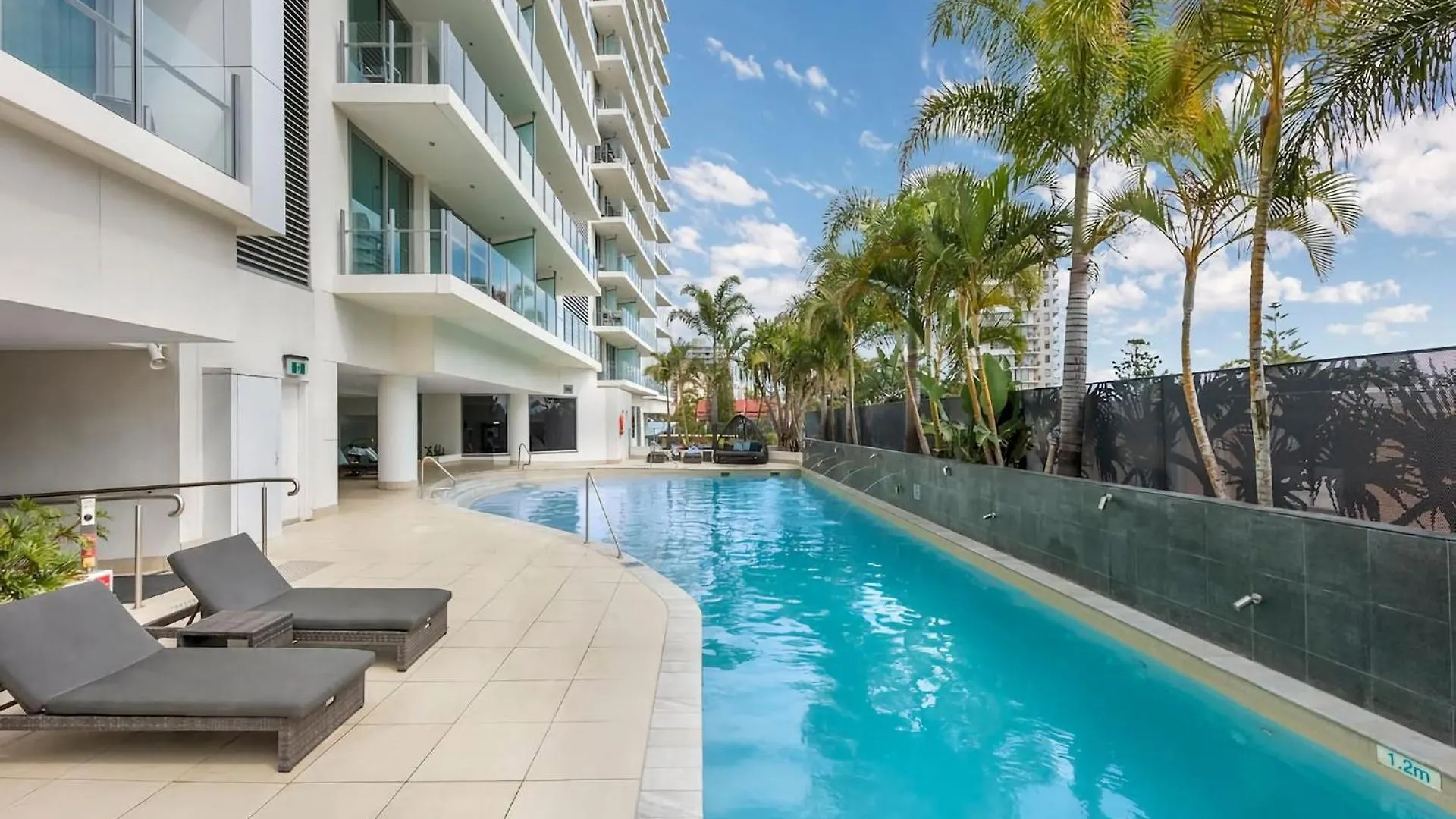 Sunny Coastal Getaway With Poolside Retreat Apartman