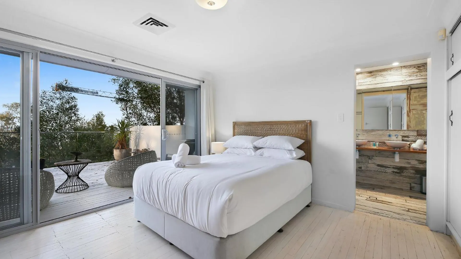 Stunning Beachfront 3-bed Haven By Natural Reserve