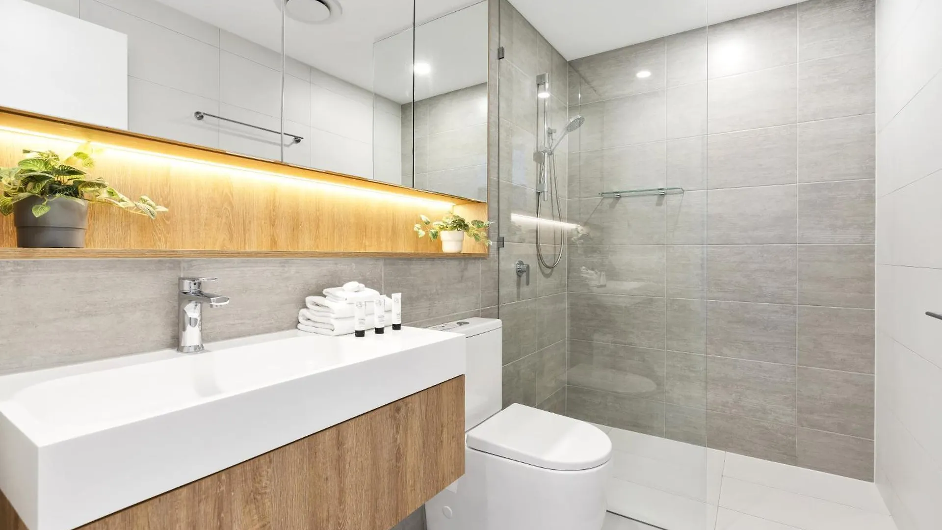 2 Bedroom 1 Bathroom Private At Casino - Paid Parking Only