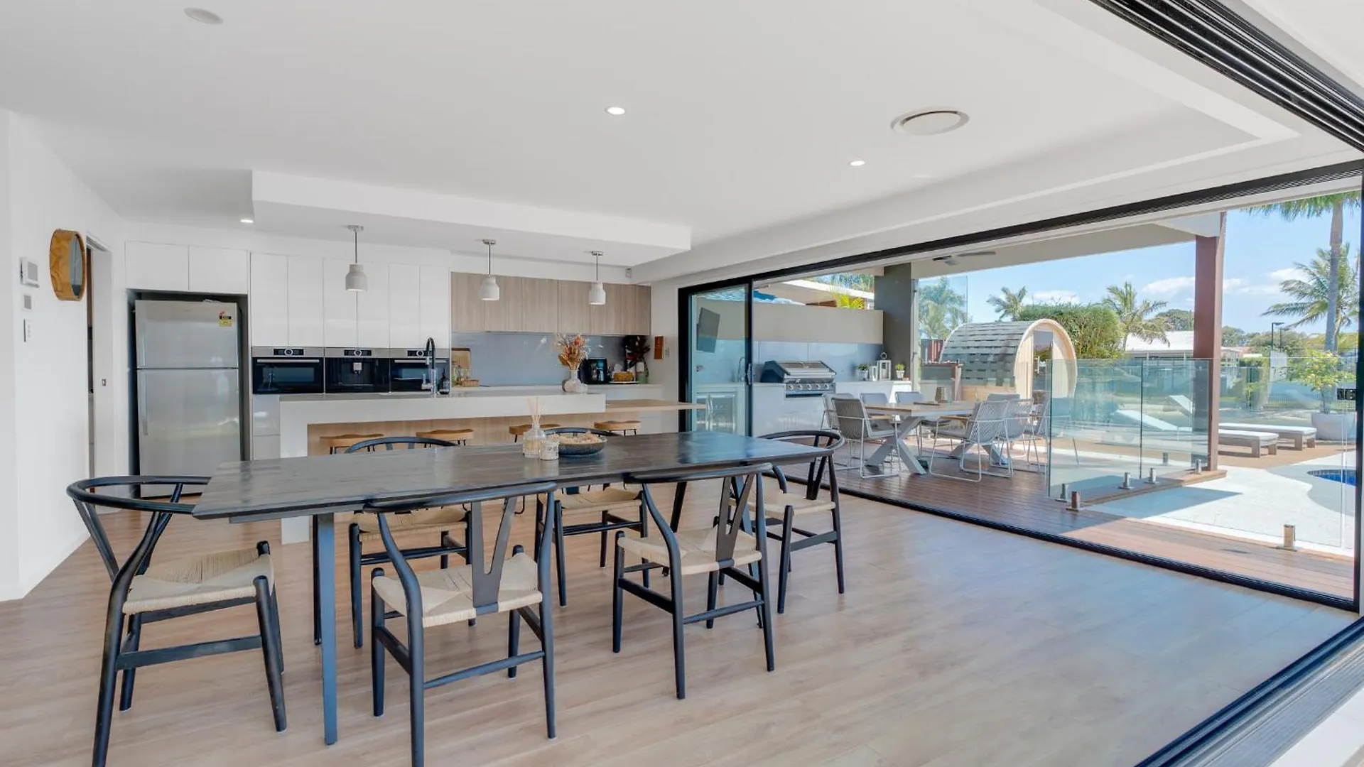 Luxury 4-br Retreat Apartment *