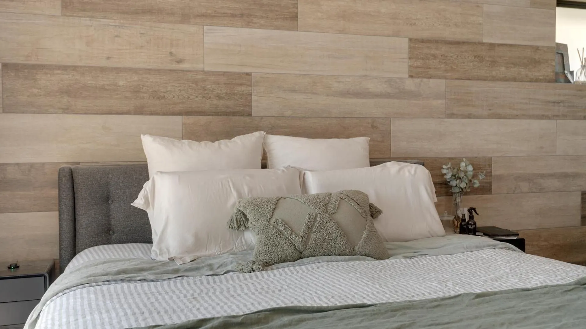 Luxury 4-br Retreat Apartment *