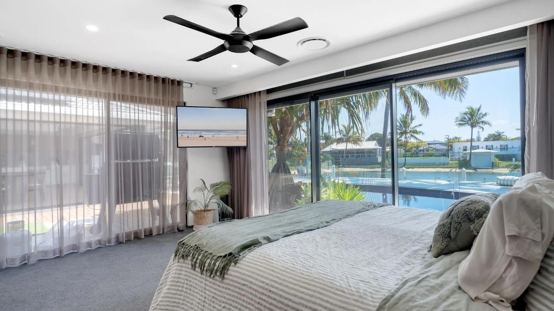 Luxury 4-br Retreat Apartment *