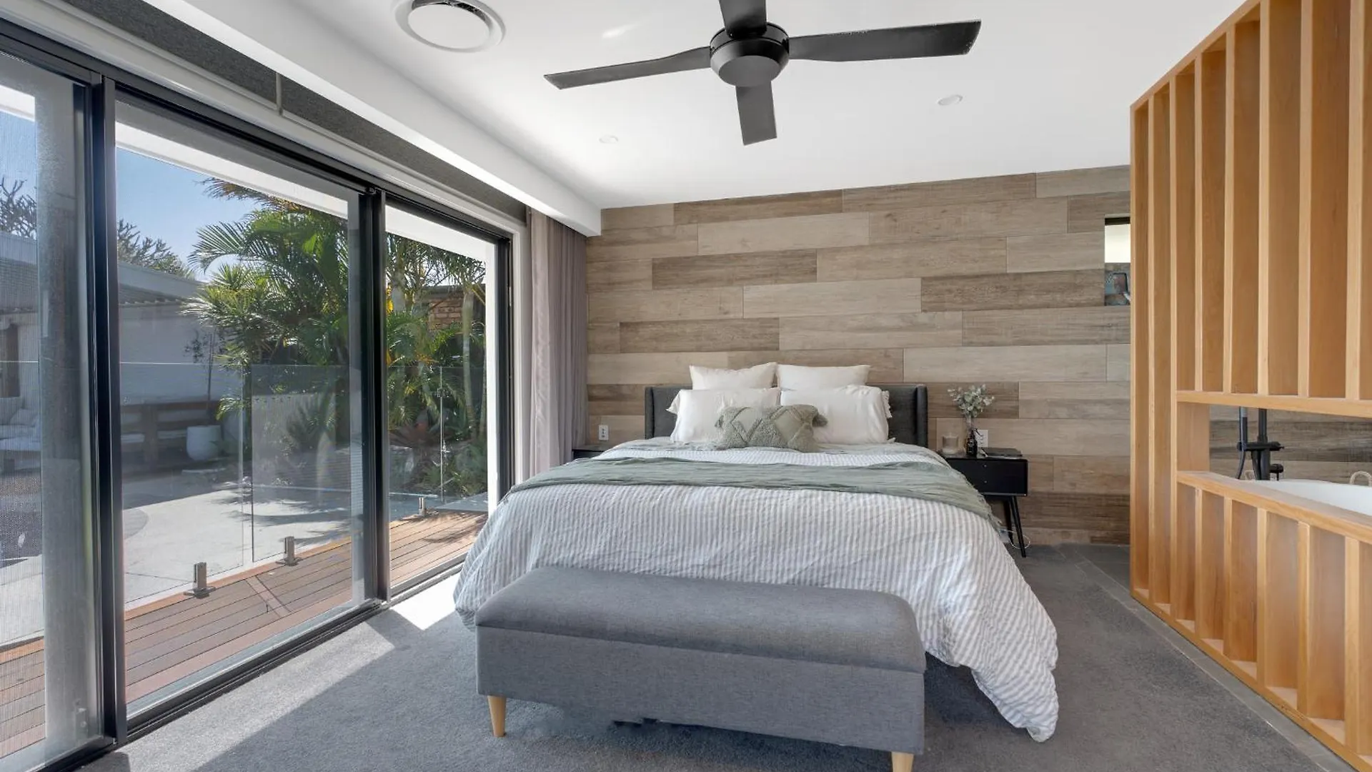 Luxury 4-br Retreat Gold Coast