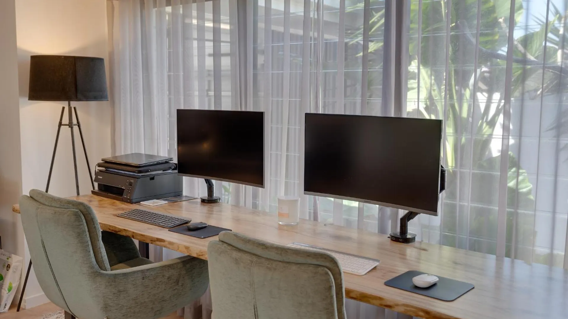 Luxury 4-br Retreat Apartment *