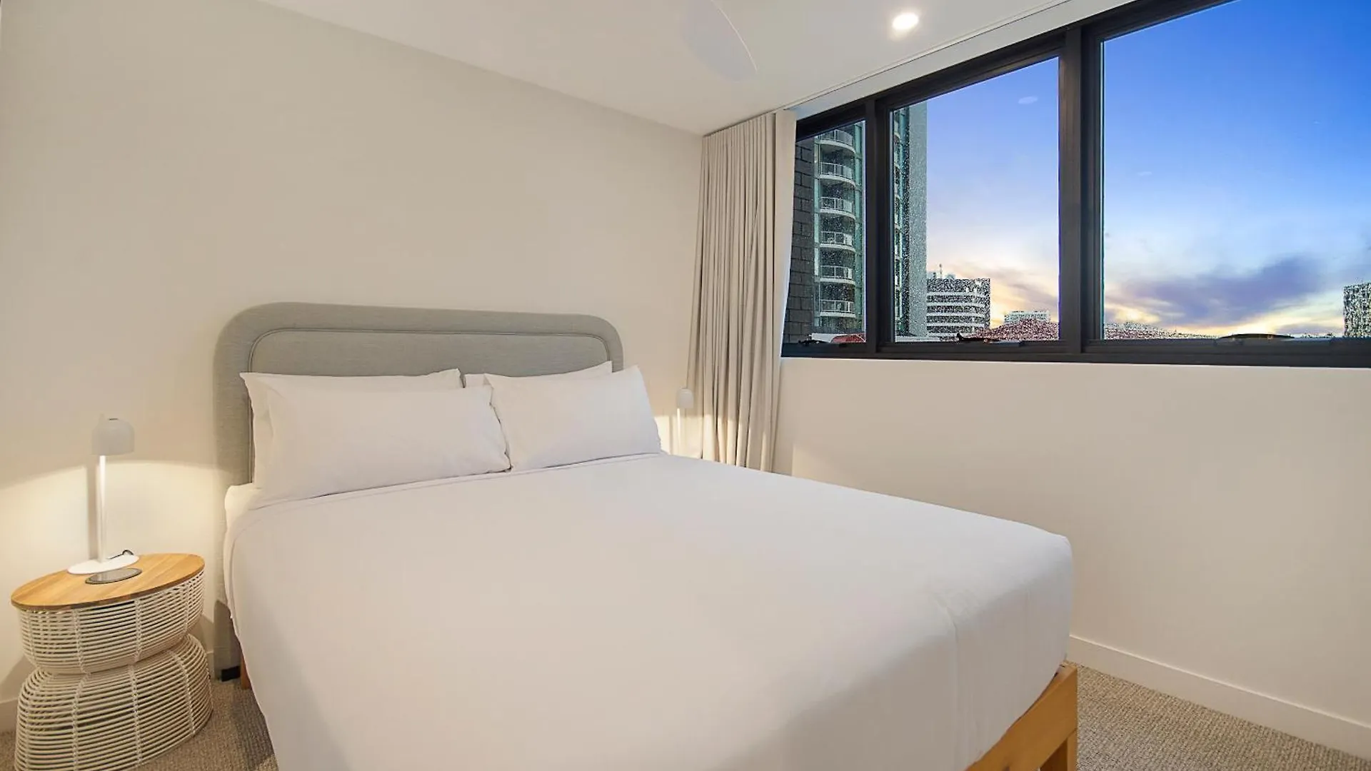 The Shores Surfers Paradise Apartment