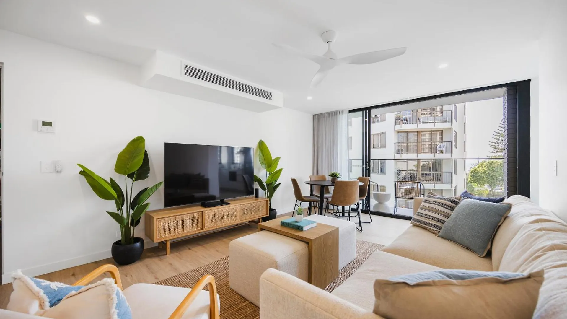 The Shores Surfers Paradise Apartment *