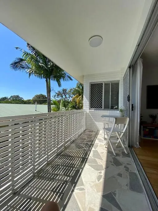 Sunny Beachside Escape 2br Walk To Palm Apartmán