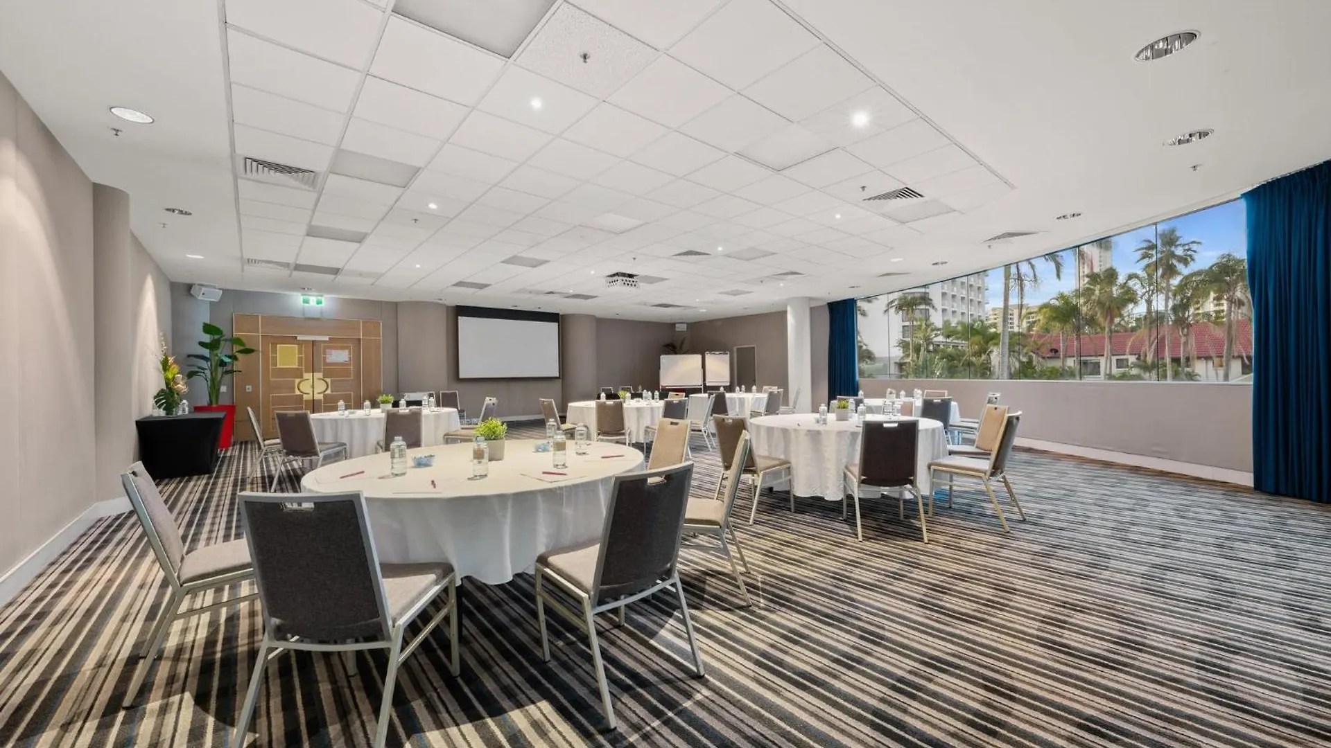 Hotel Crowne Plaza Surfers Paradise By Ihg 4*
