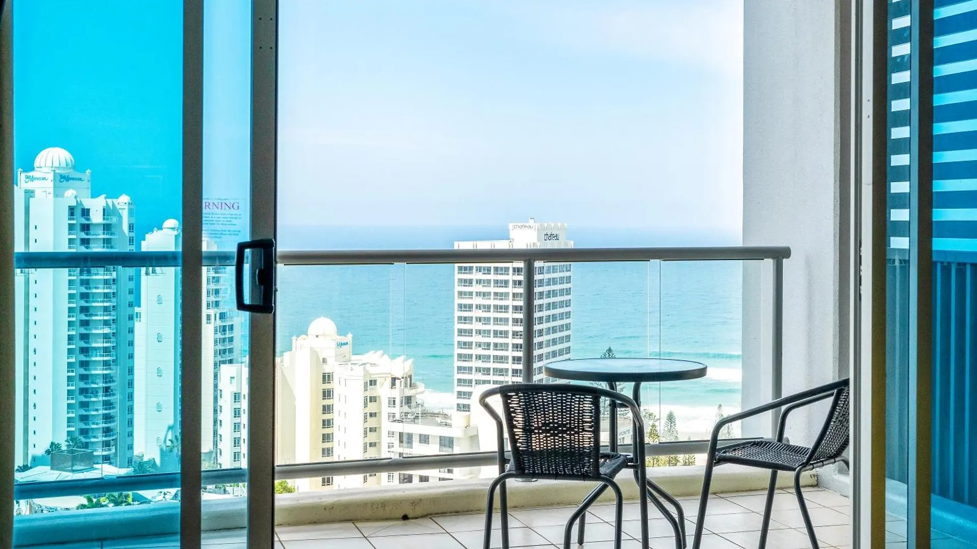 Chevron Renaissance Surfers Paradise Mid Week Madness Deal - Q 아파트