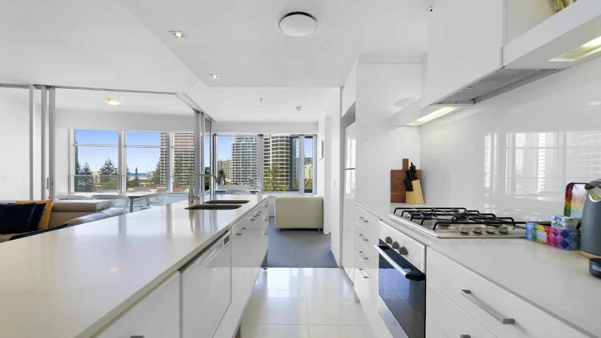 Scenic 2-bed With Pool, Gym & Secure Parking Apartment *