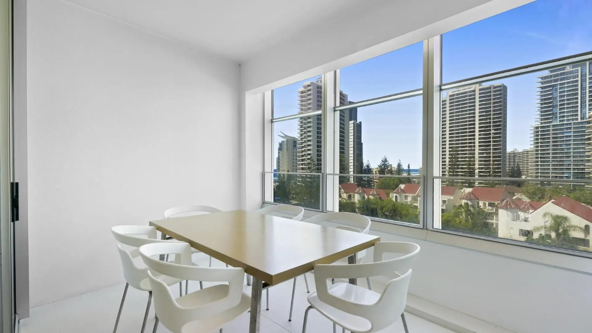 Scenic 2-bed With Pool, Gym & Secure Parking *