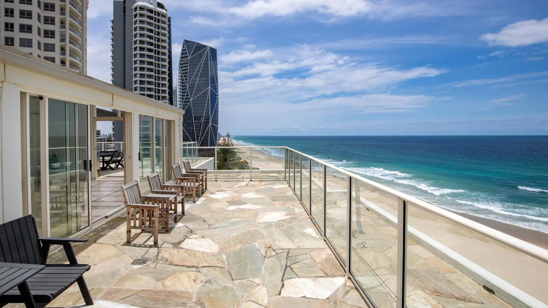 Viscount On The Gold Coast