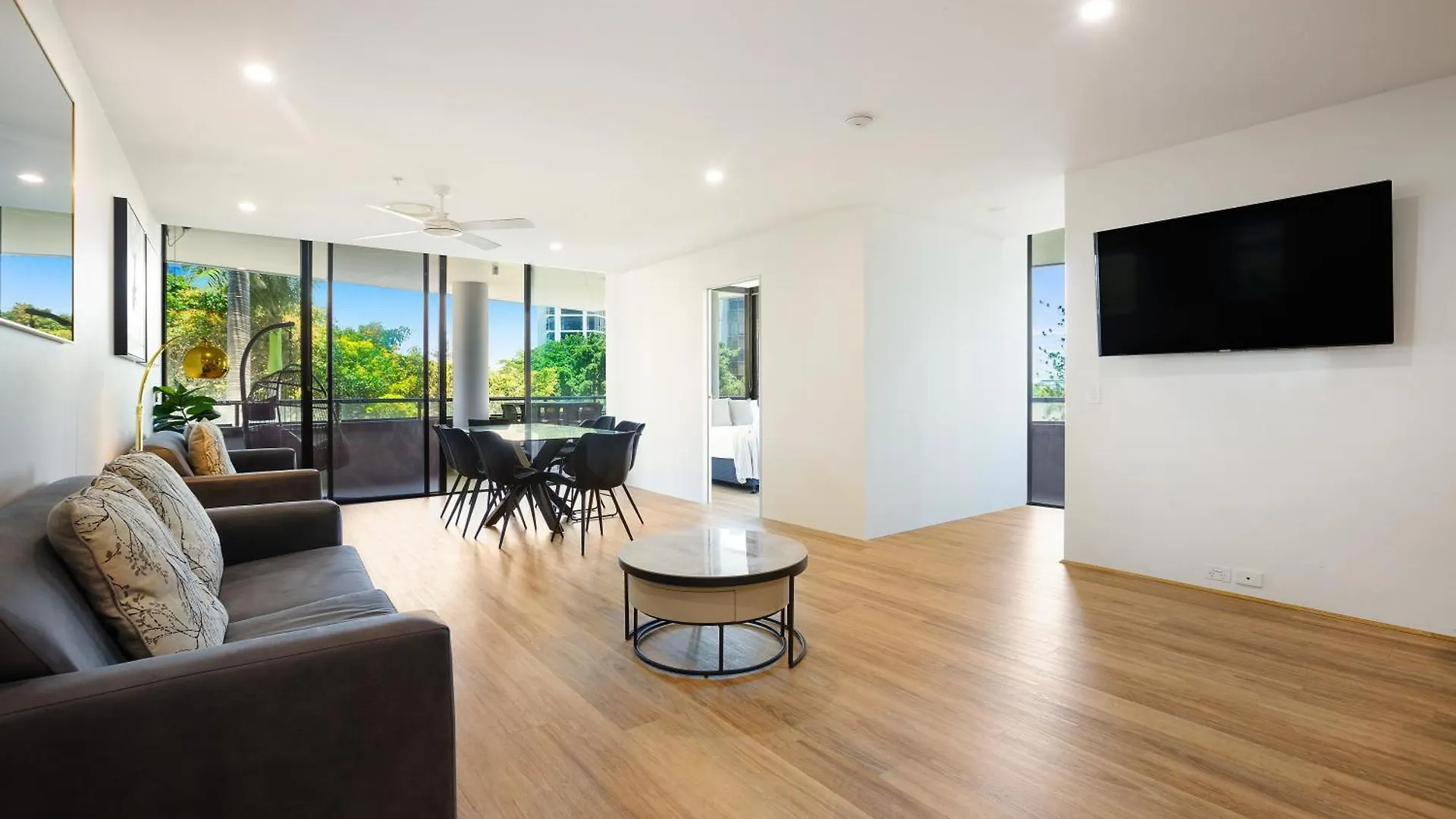 Apartment Circle On Cavill Canal Views Huge *
