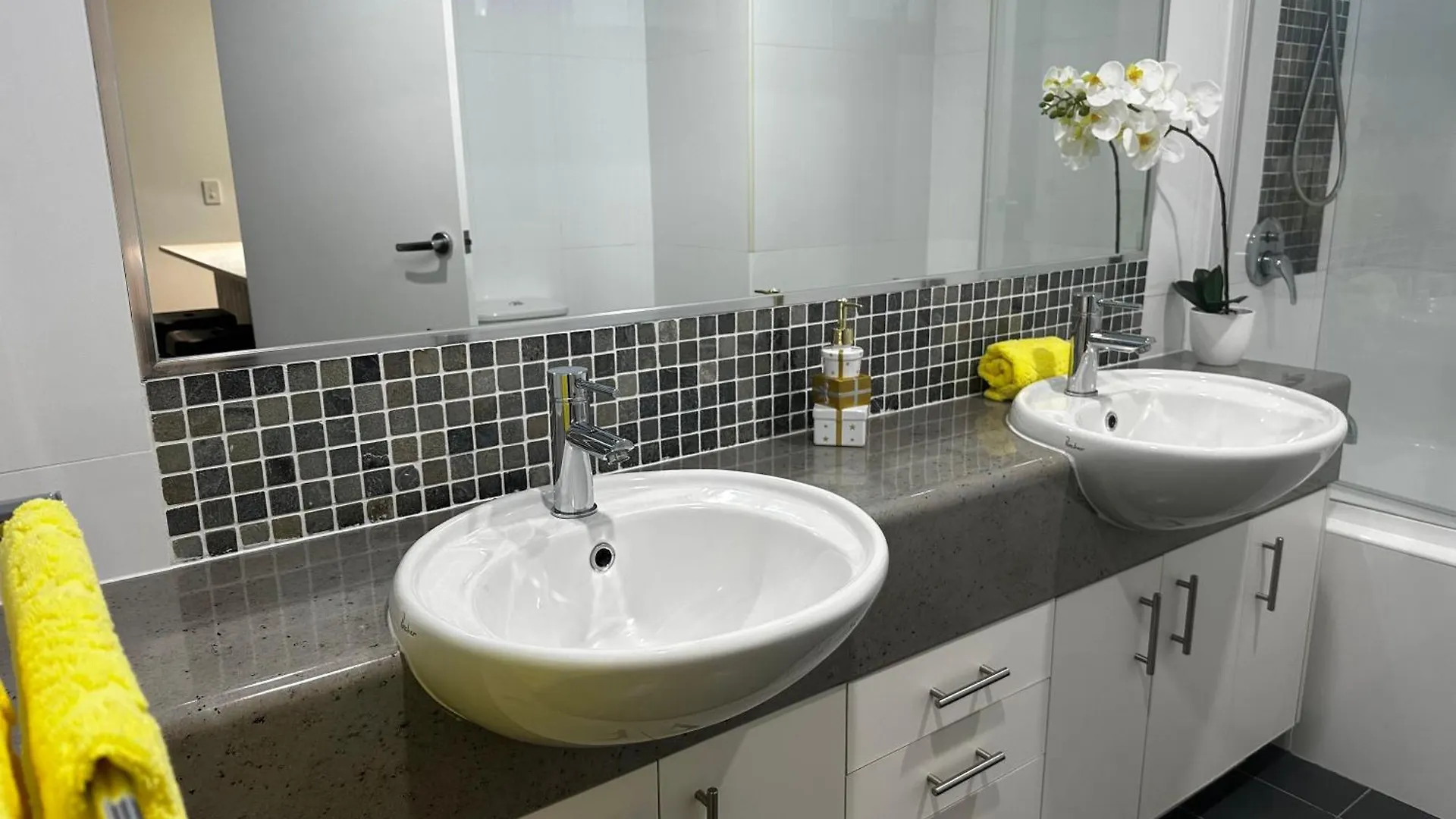 Apartment Broadwater Parklands Paradise-one & Two Bedroom *