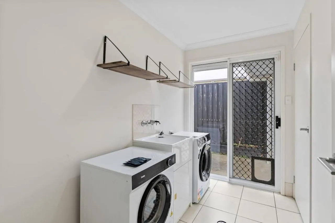 Stunning 4br With Yard Parking Costco And Theme Park Holiday home *