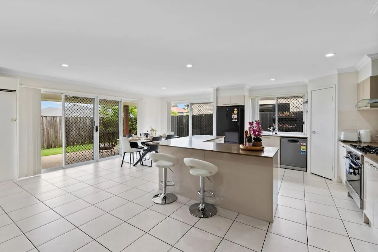 Holiday home Stunning 4br With Yard Parking Costco And Theme Park *