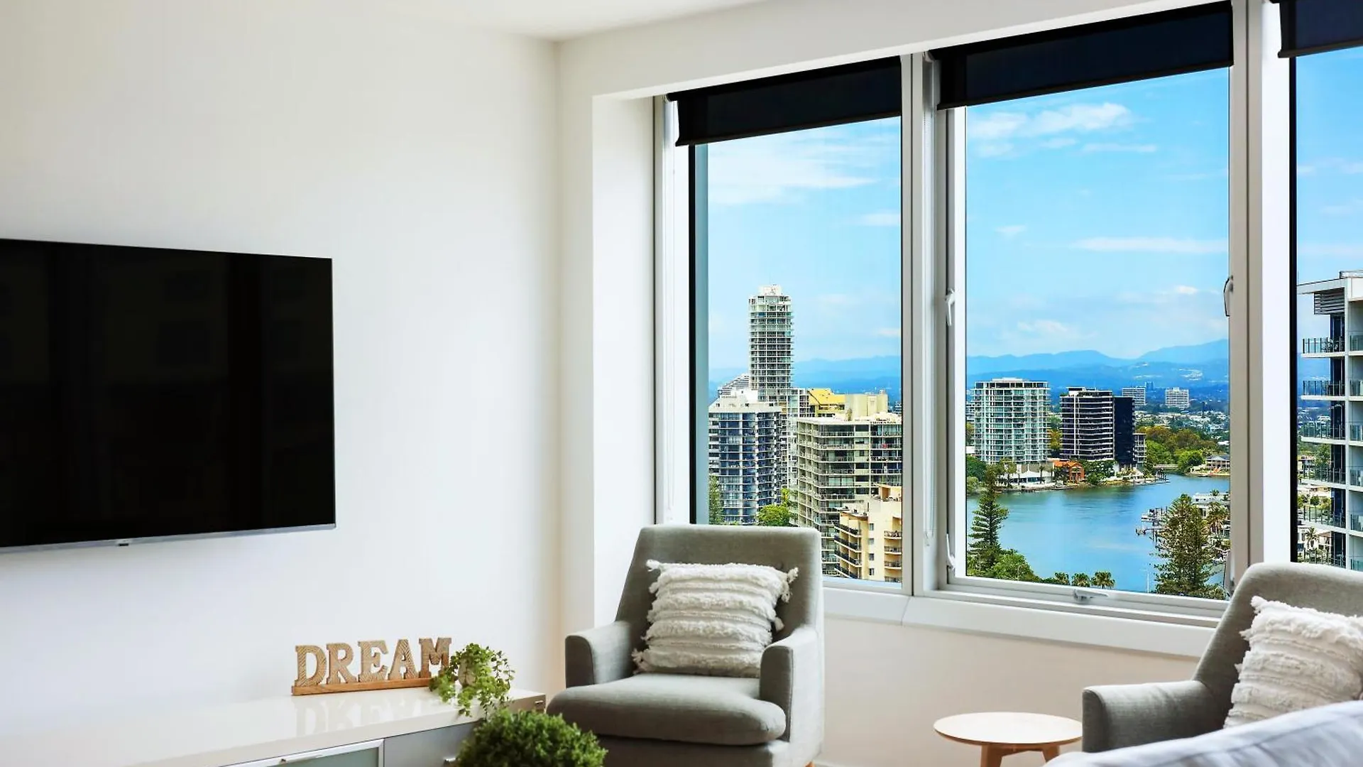 Qtower 2Br Apt Pool & Gym, 6 Guests, Beach Walk Apartment *