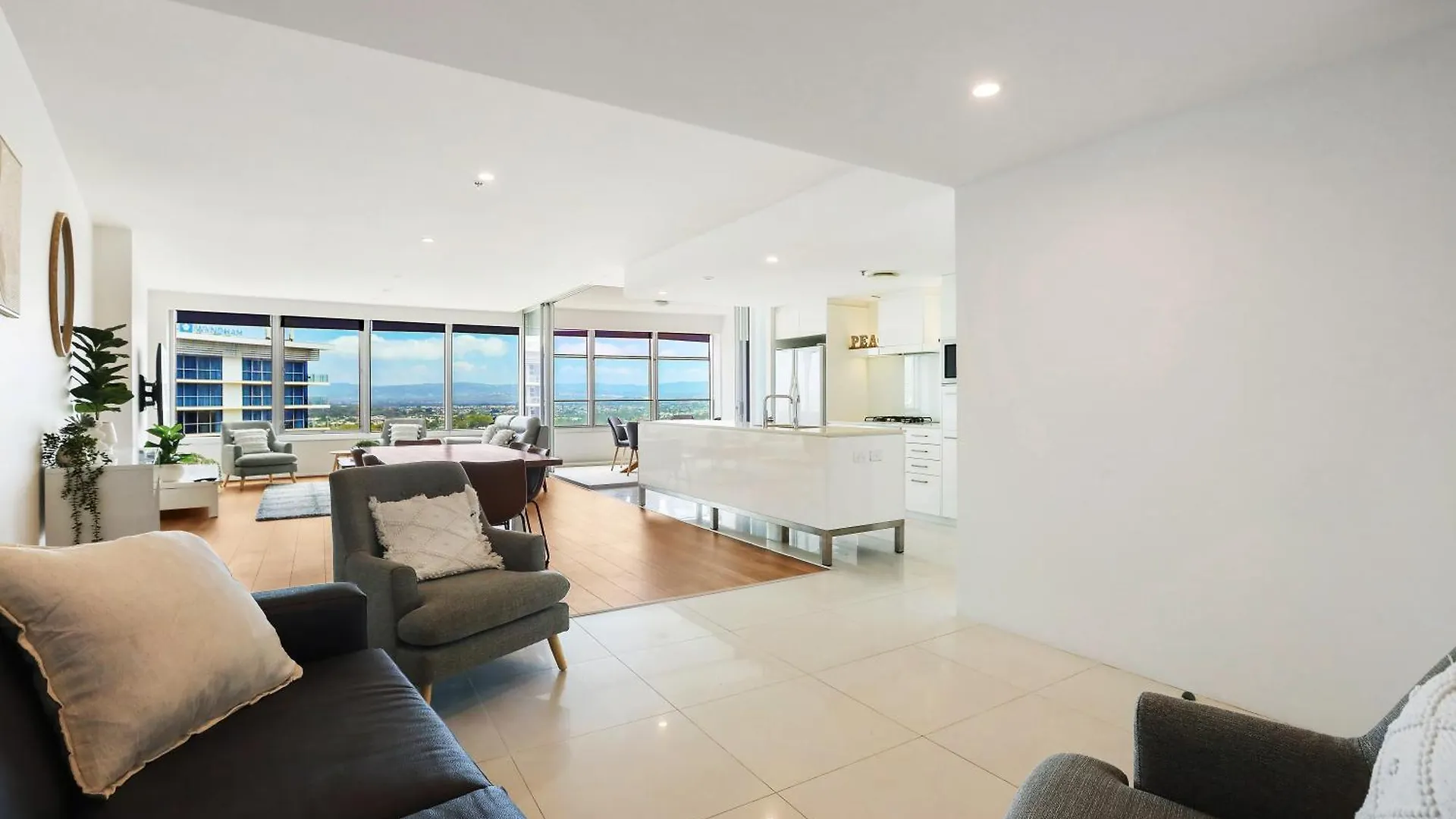 Qtower 2Br Apt Pool & Gym, 6 Guests, Beach Walk *
