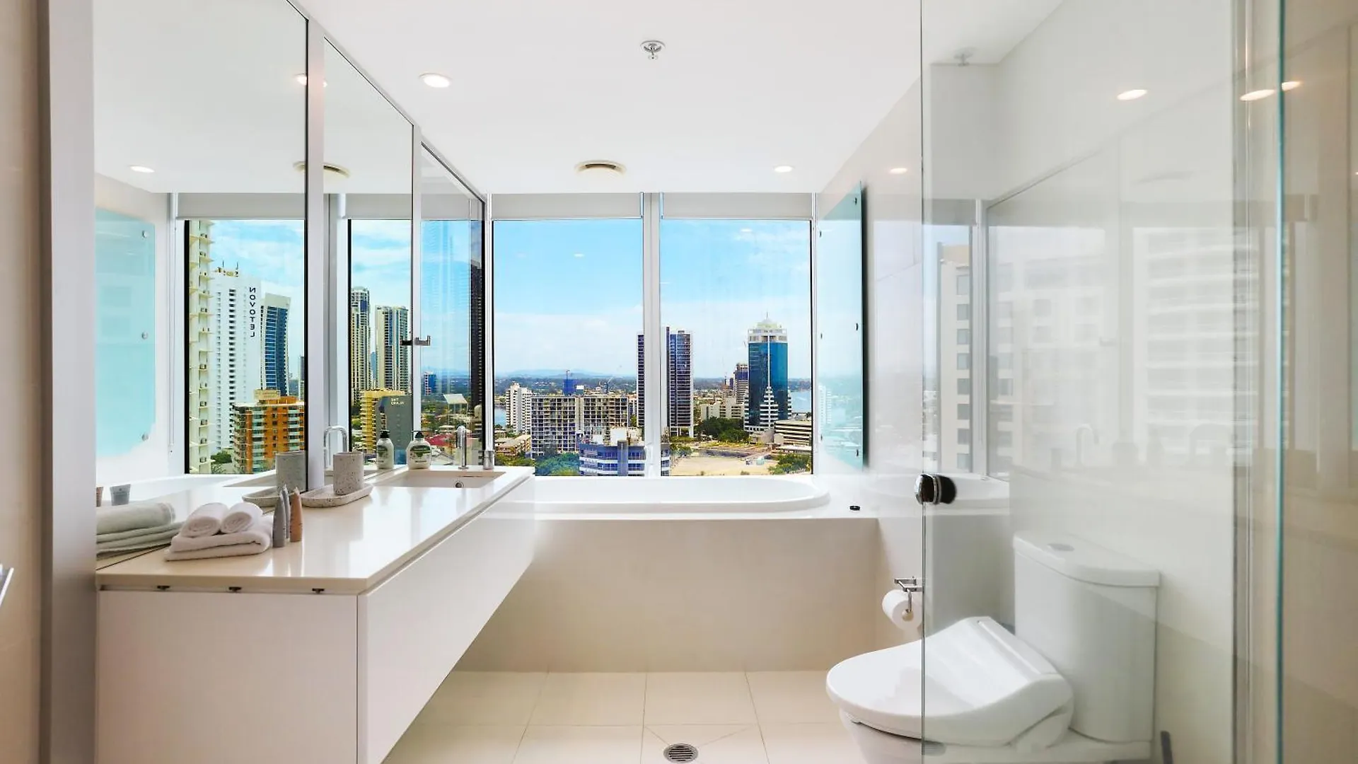 Qtower 2Br Apt Pool & Gym, 6 Guests, Beach Walk Gold Coast