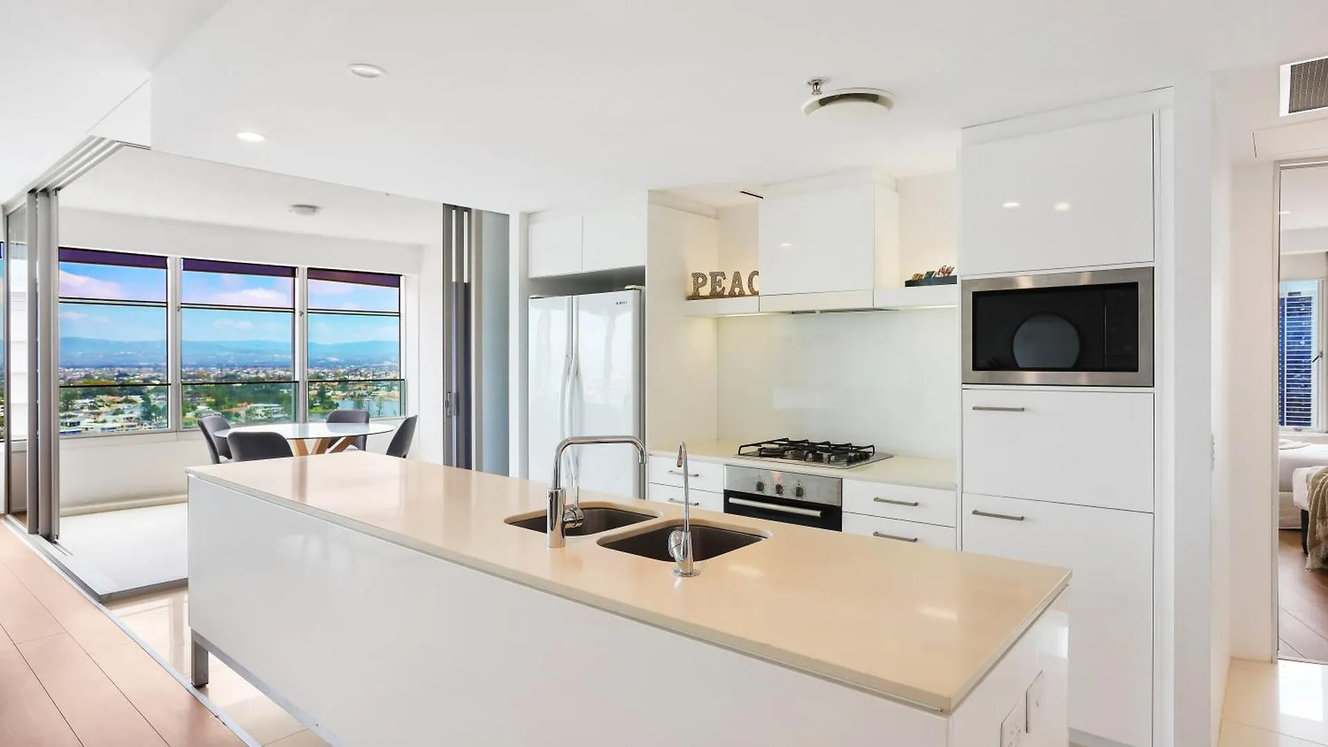 Qtower 2Br Apt Pool & Gym, 6 Guests, Beach Walk *
