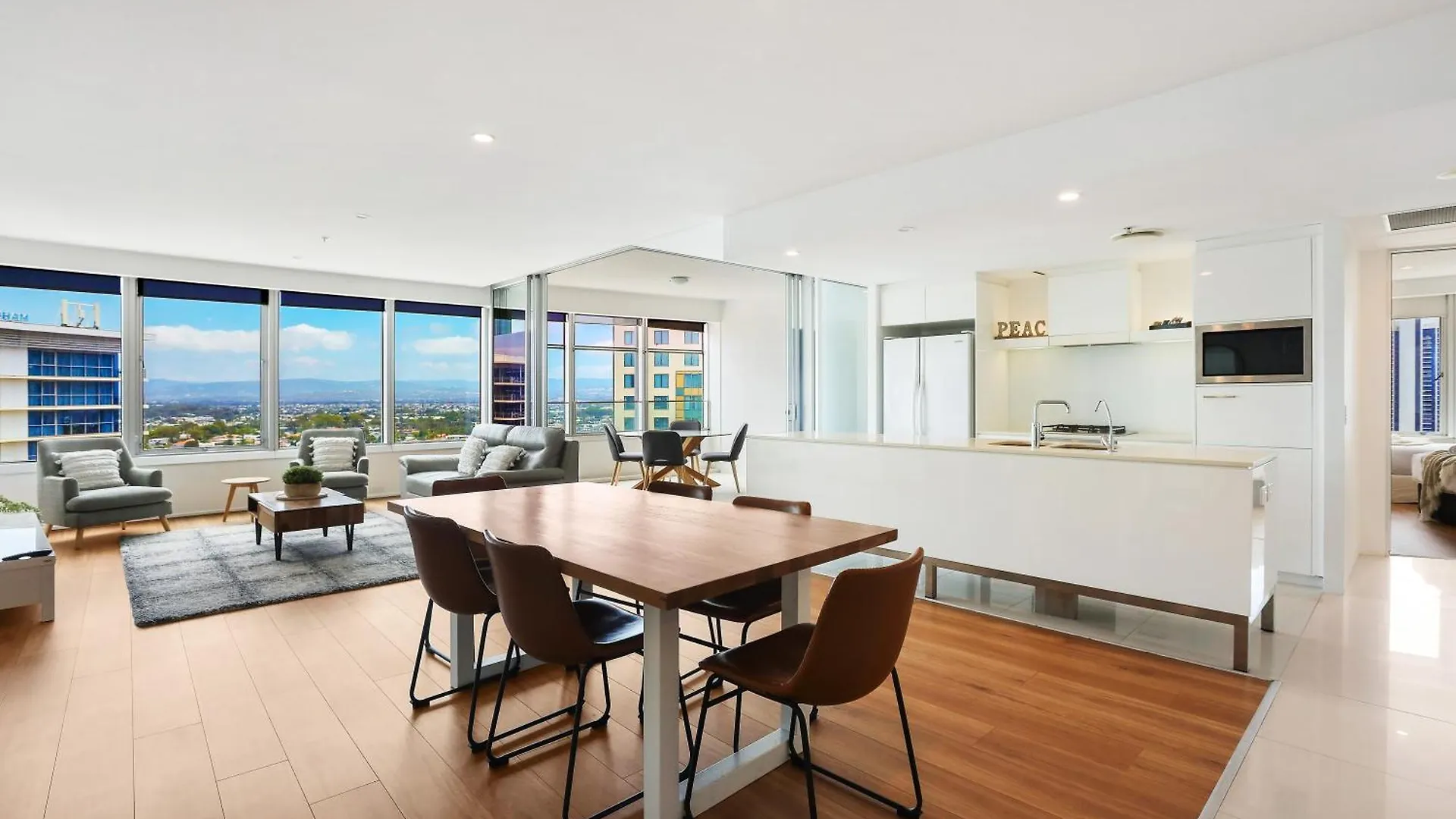 Qtower 2Br Apt Pool & Gym, 6 Guests, Beach Walk *