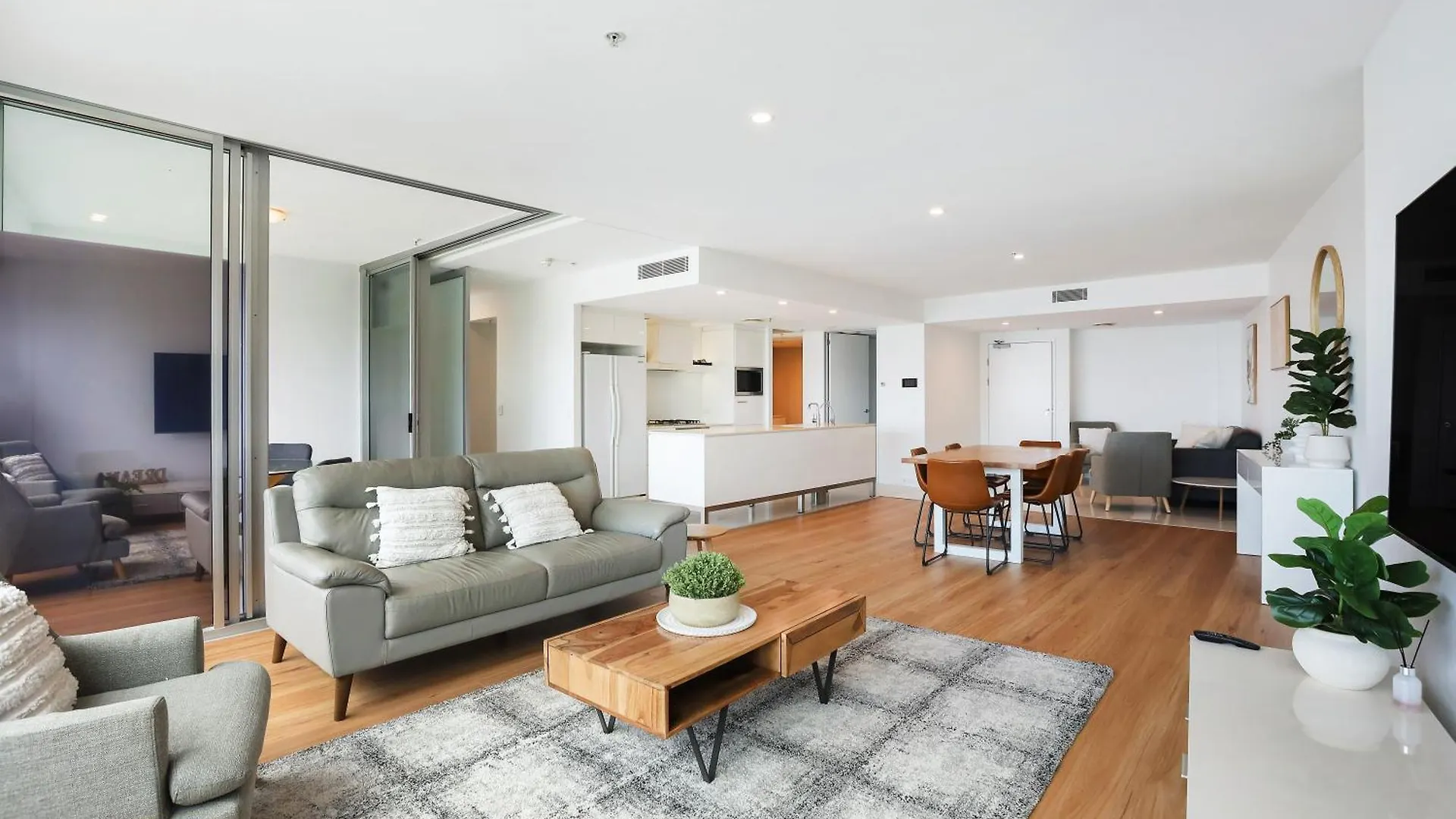 Qtower 2Br Apt Pool & Gym, 6 Guests, Beach Walk Apartment