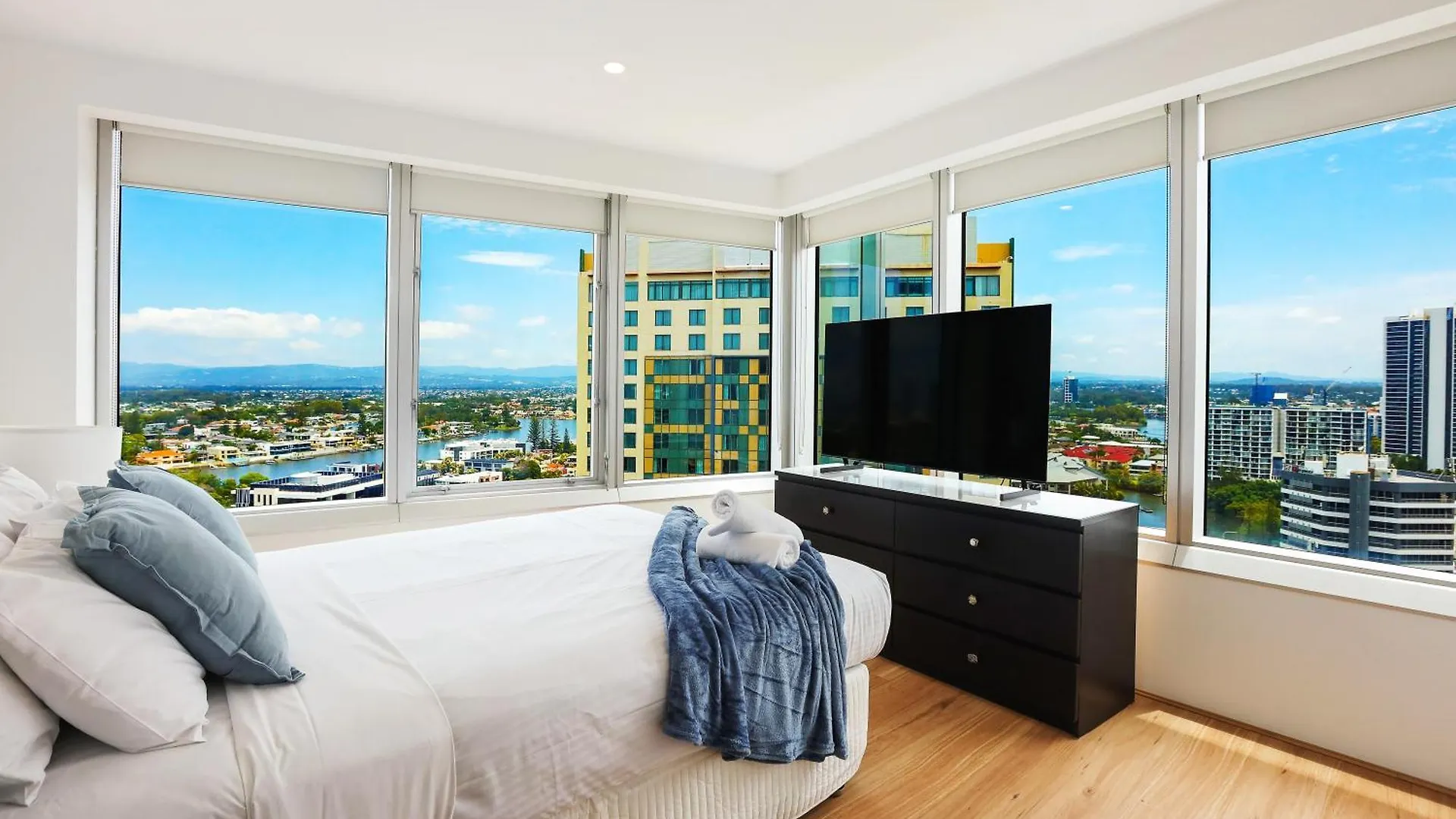 Qtower 2Br Apt Pool & Gym, 6 Guests, Beach Walk Apartment