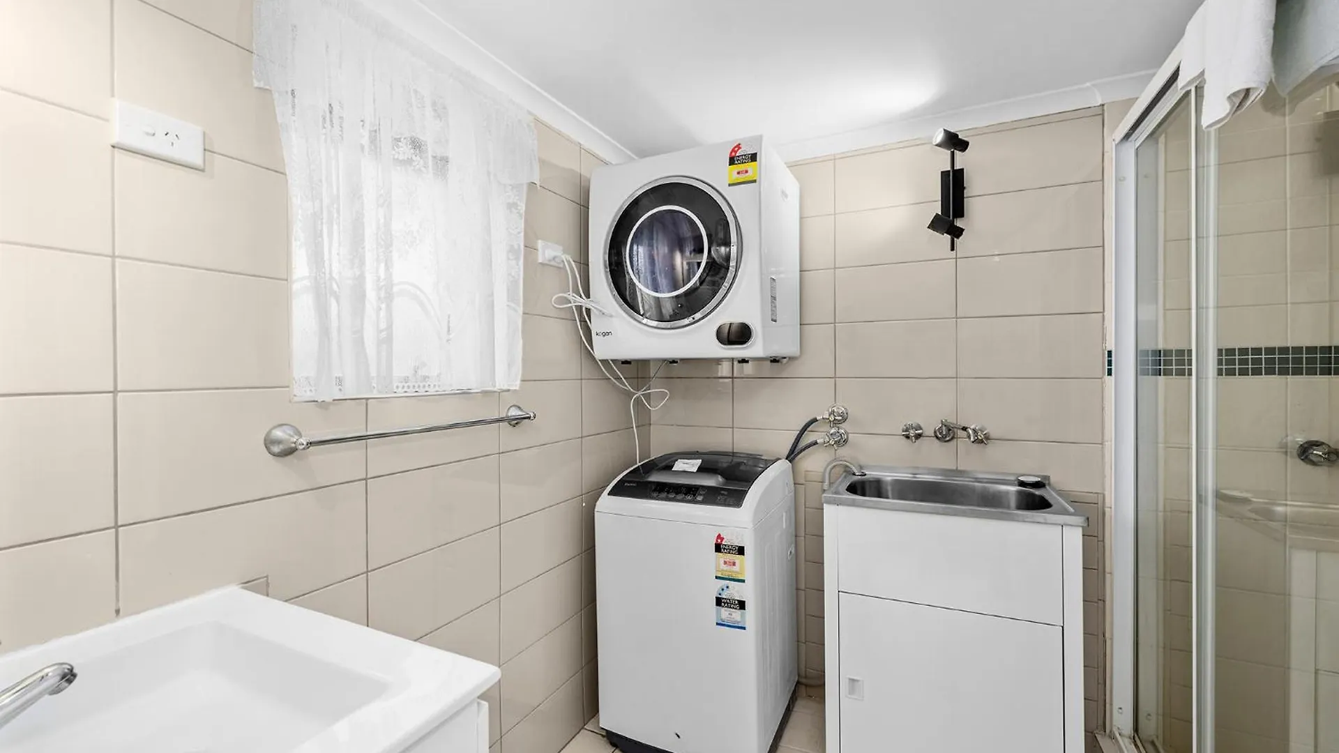 Surfers Paradise- Meters From The Beach!