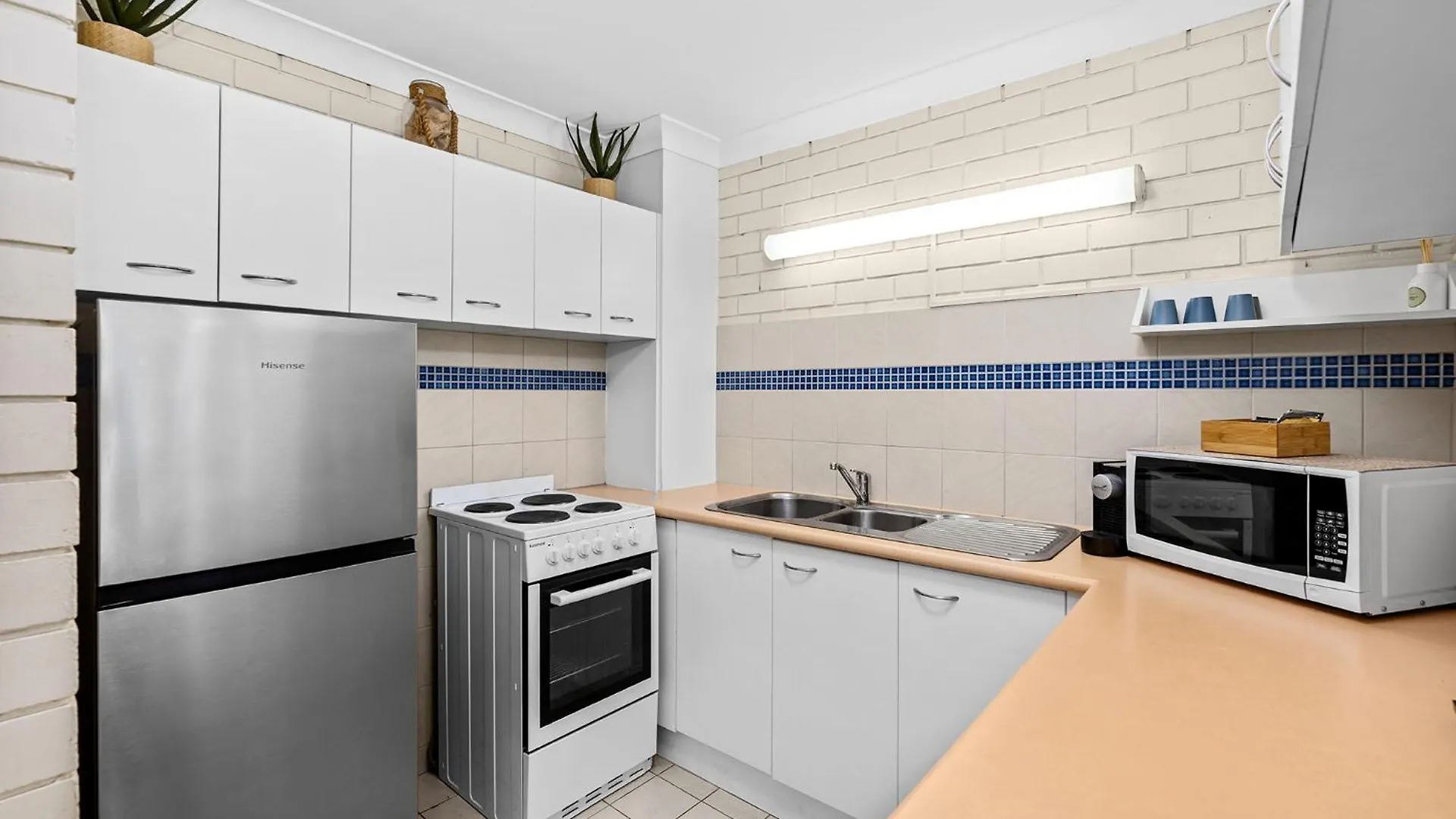 Surfers Paradise- Meters From The Beach! *