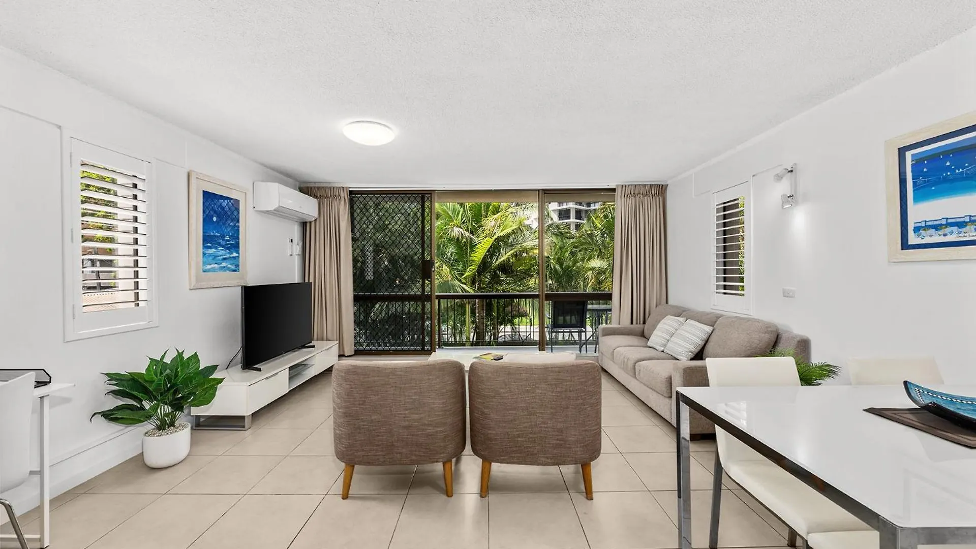 Surfers Paradise- Meters From The Beach! *