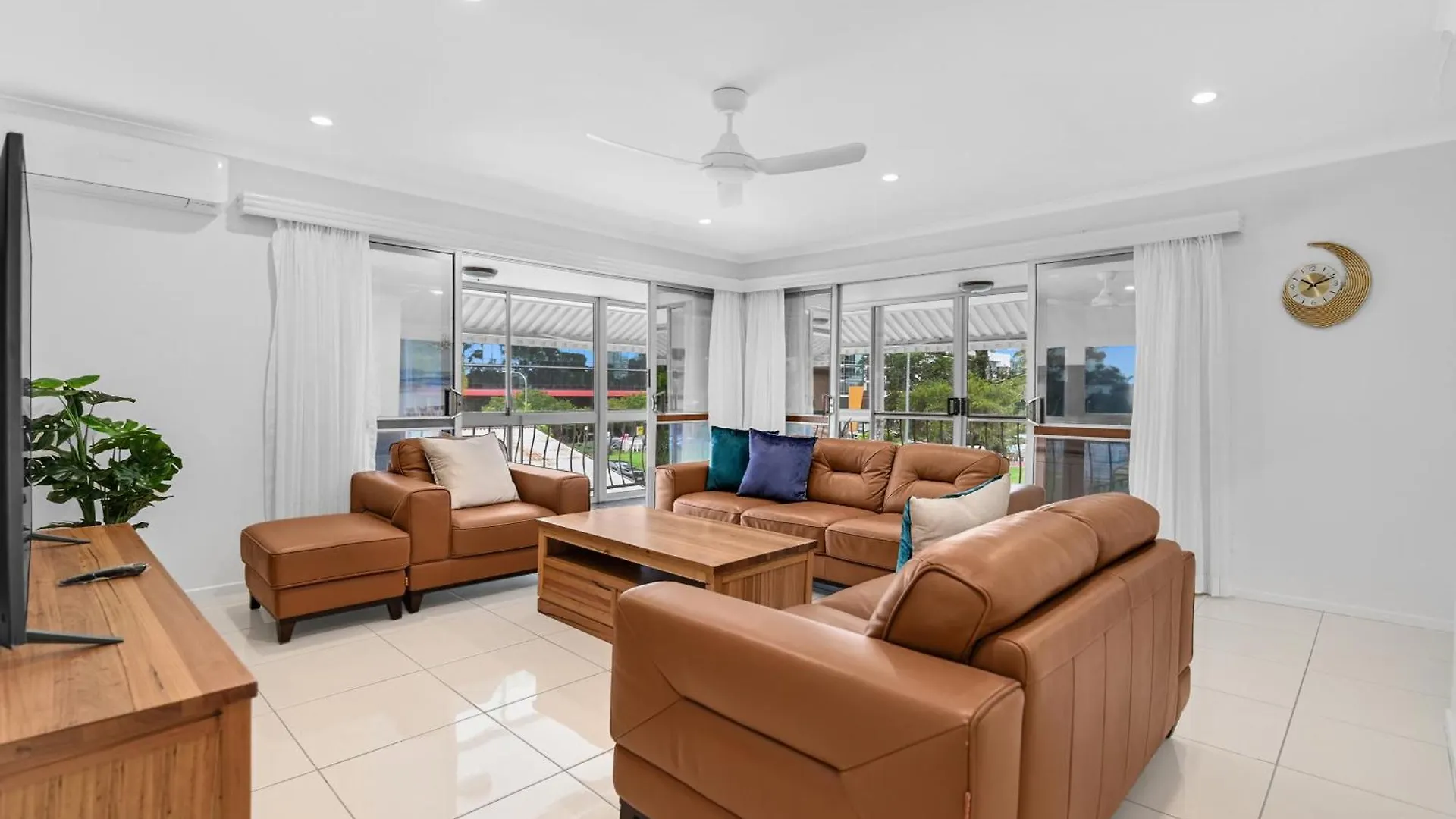Apartment Located 3 Bedroom Unit In Southport