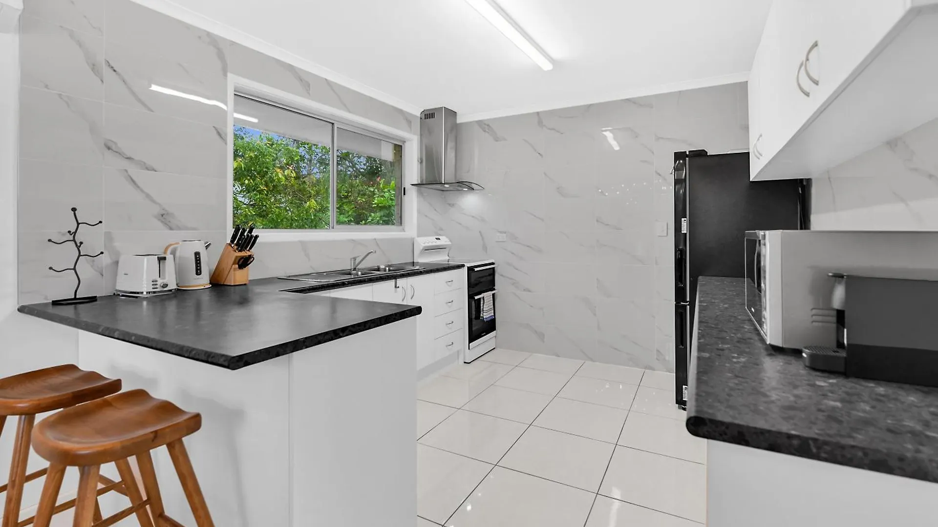 Located 3 Bedroom Unit In Southport *