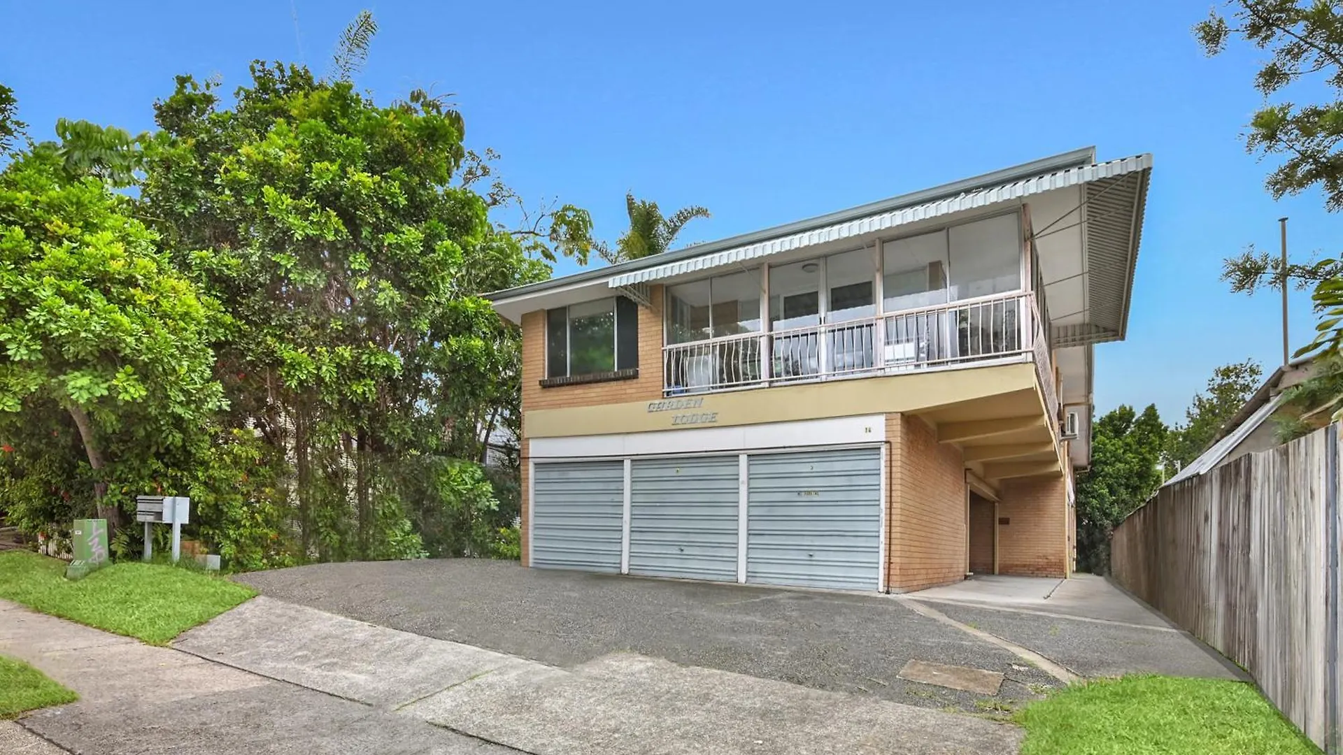 Located 3 Bedroom Unit In Southport Apartment