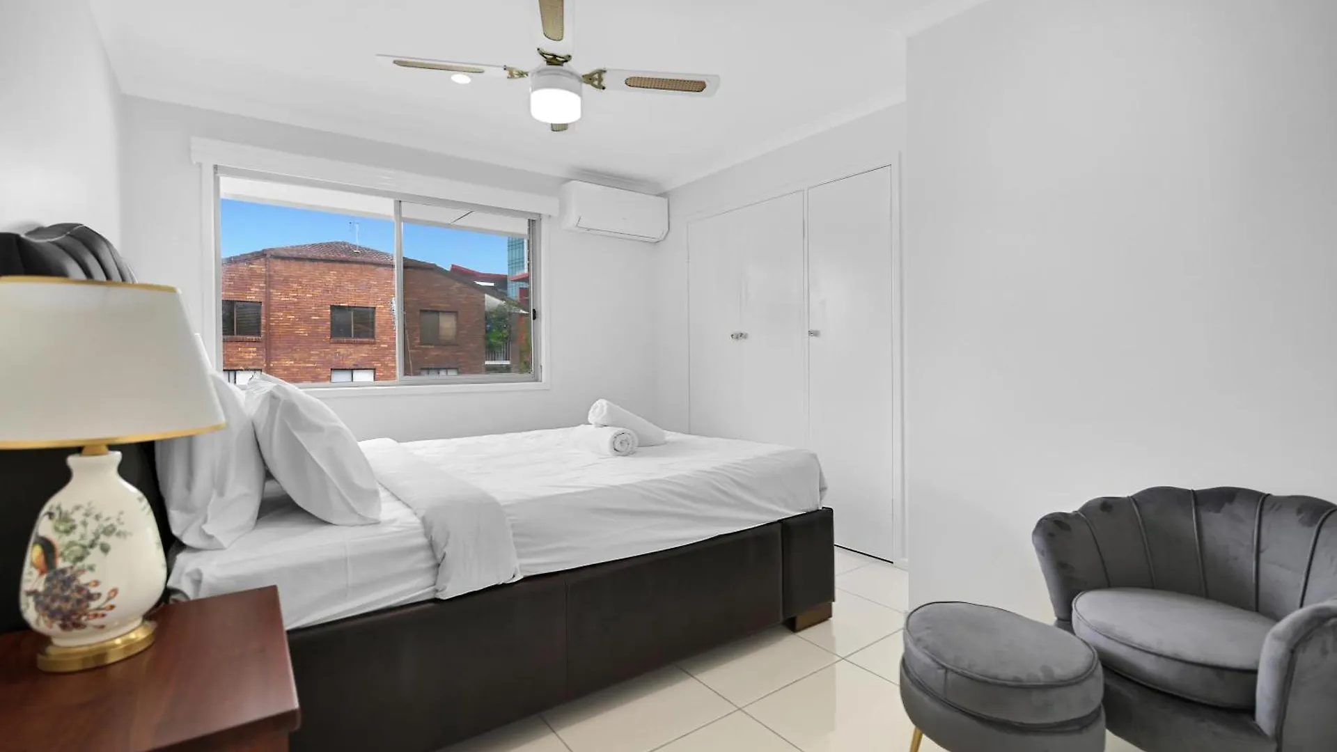 Located 3 Bedroom Unit In Southport Χρυσή Ακτή