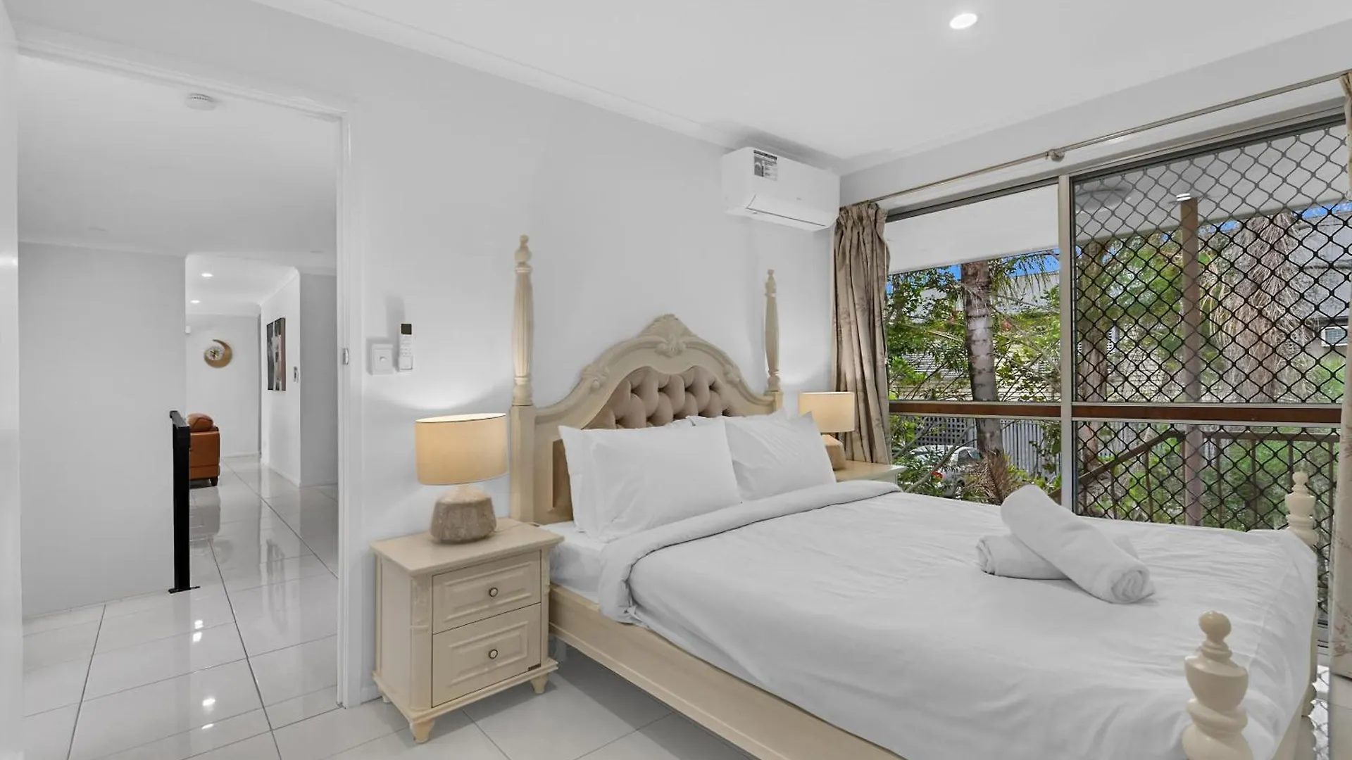 Apartment Located 3 Bedroom Unit In Southport Gold Coast