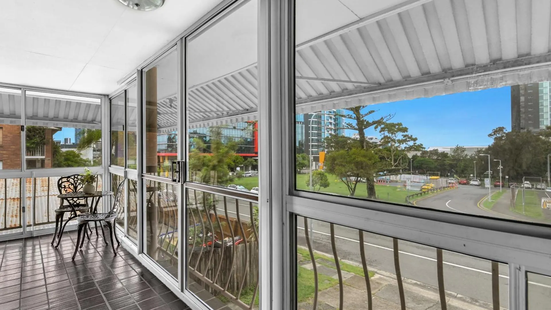 Located 3 Bedroom Unit In Southport