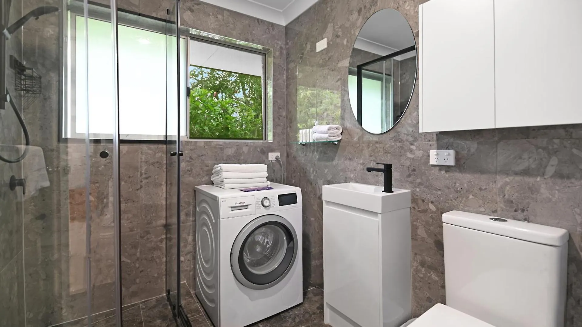 Located 3 Bedroom Unit In Southport * Gold Coast