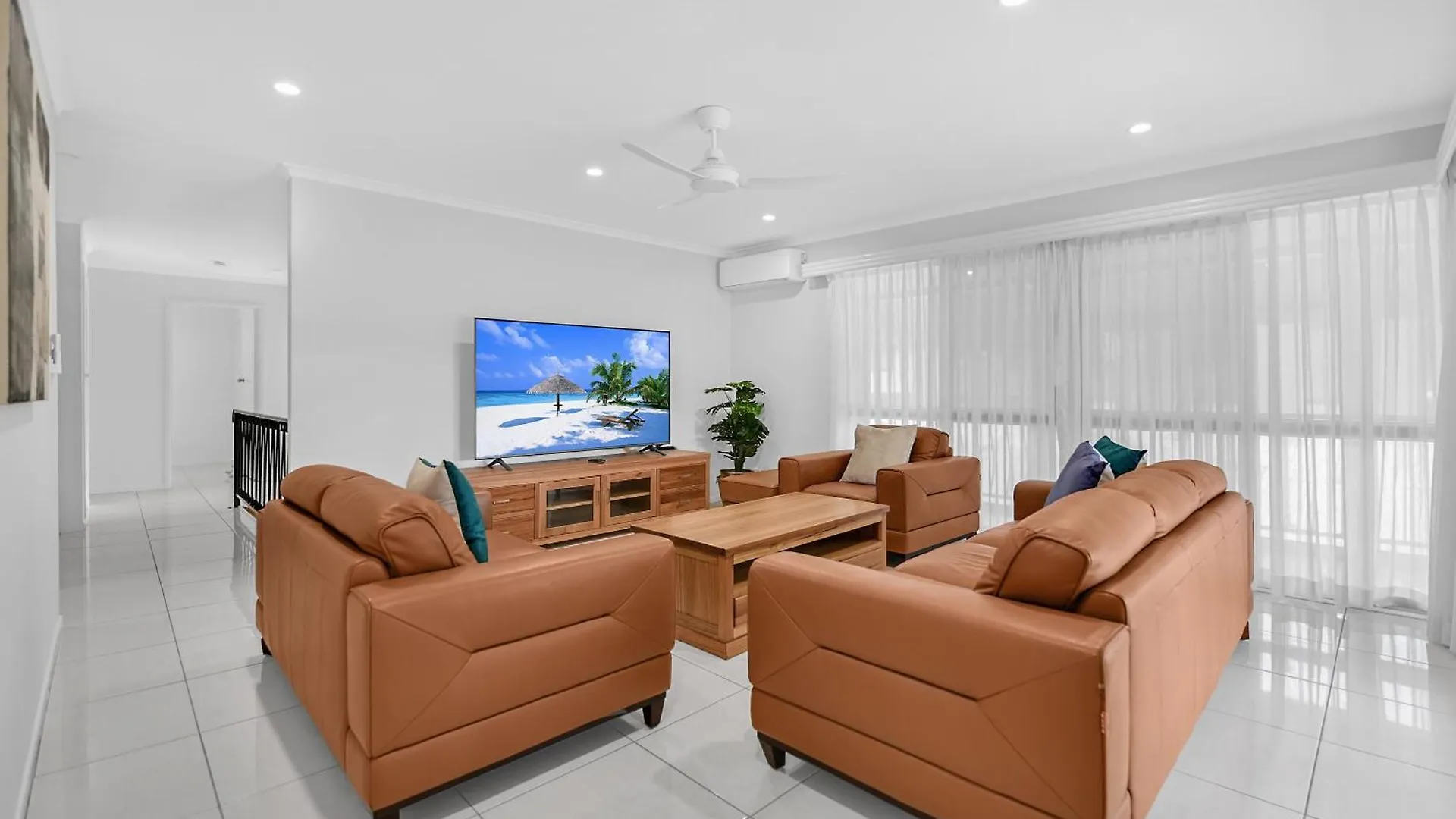 Located 3 Bedroom Unit In Southport *