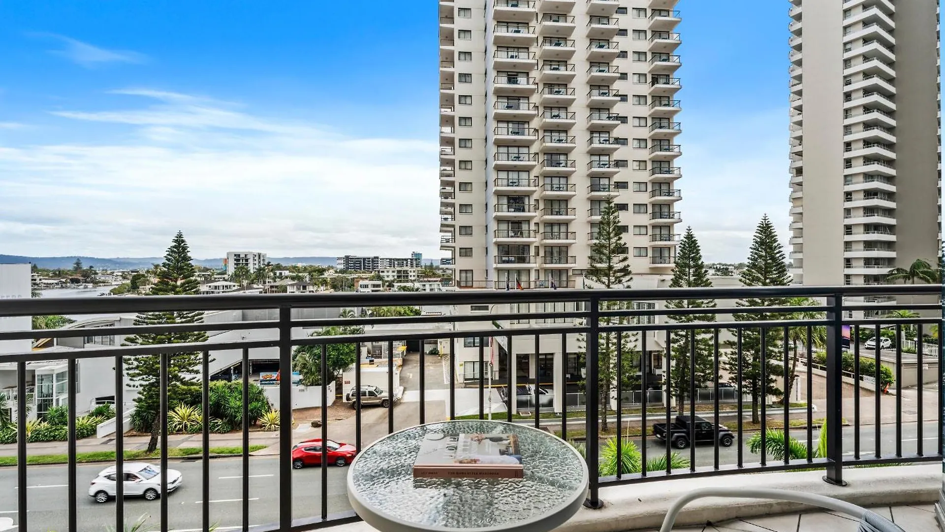 Chevron Renaissance - Qstay Апартаменты
