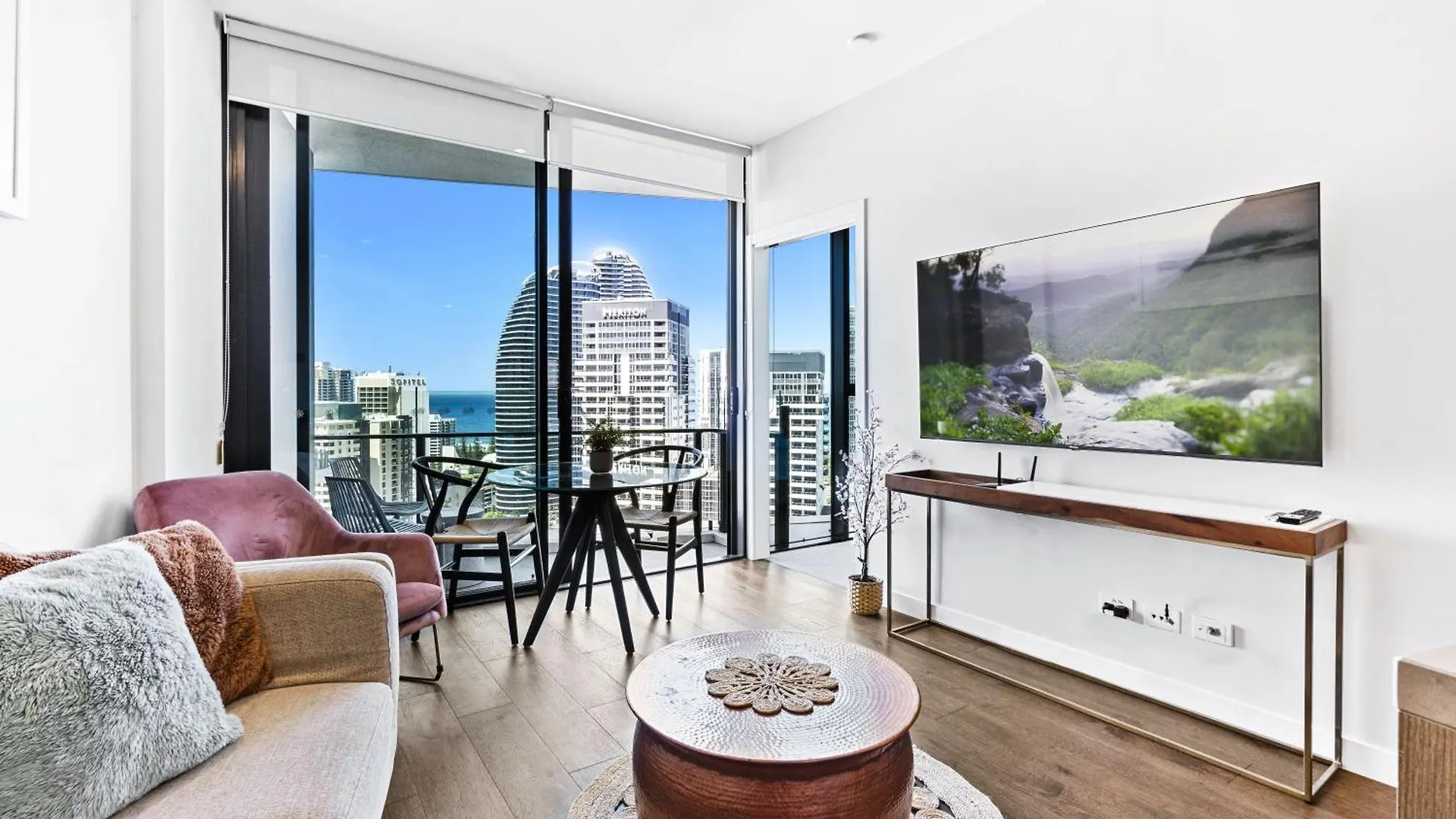 2 Bedroom 1 Bathroom Private At Casino - Paid Parking Only * Gold Coast