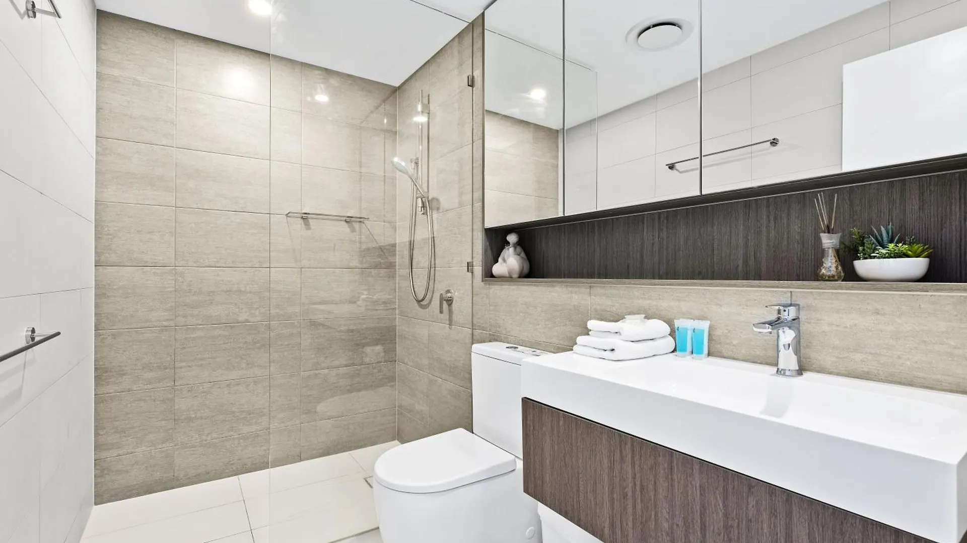 2 Bedroom 1 Bathroom Private At Casino - Paid Parking Only