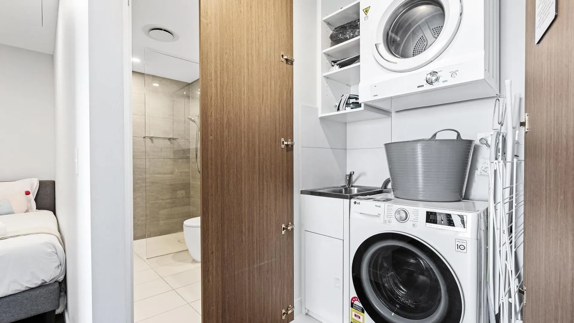 2 Bedroom 1 Bathroom Private At Casino - Paid Parking Only *
