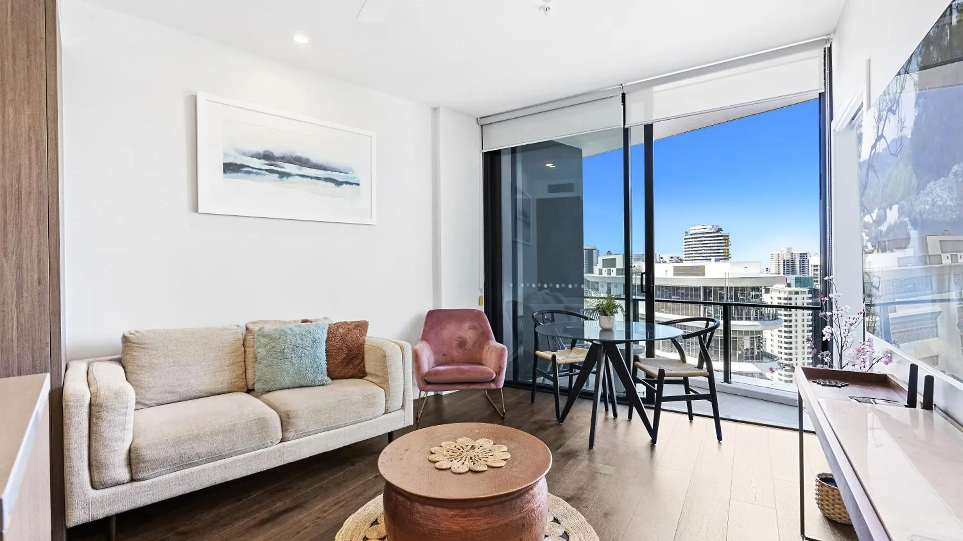 2 Bedroom 1 Bathroom Private At Casino - Paid Parking Only Apartment