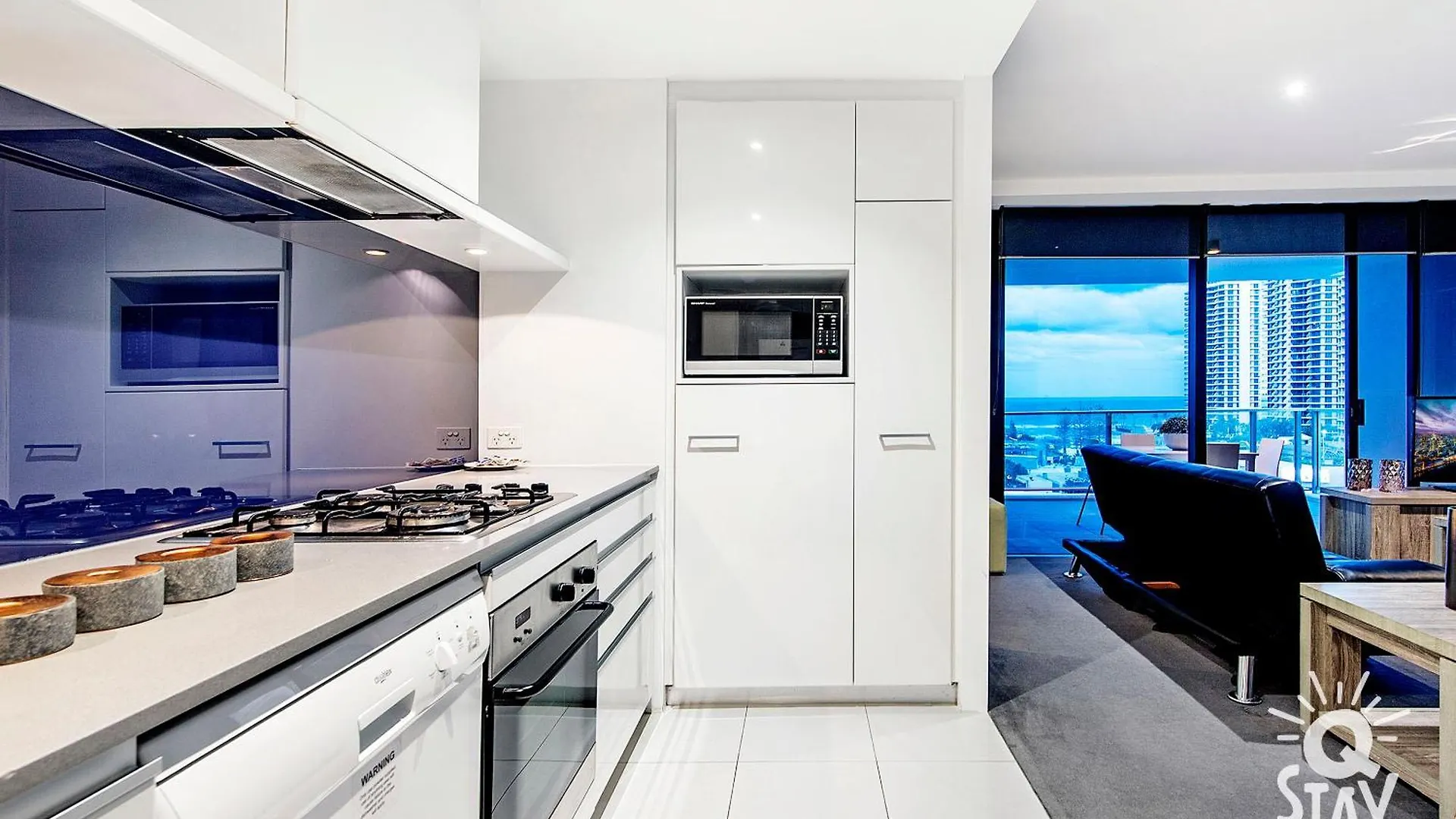 Circle On Cavill - Qstay Apartment