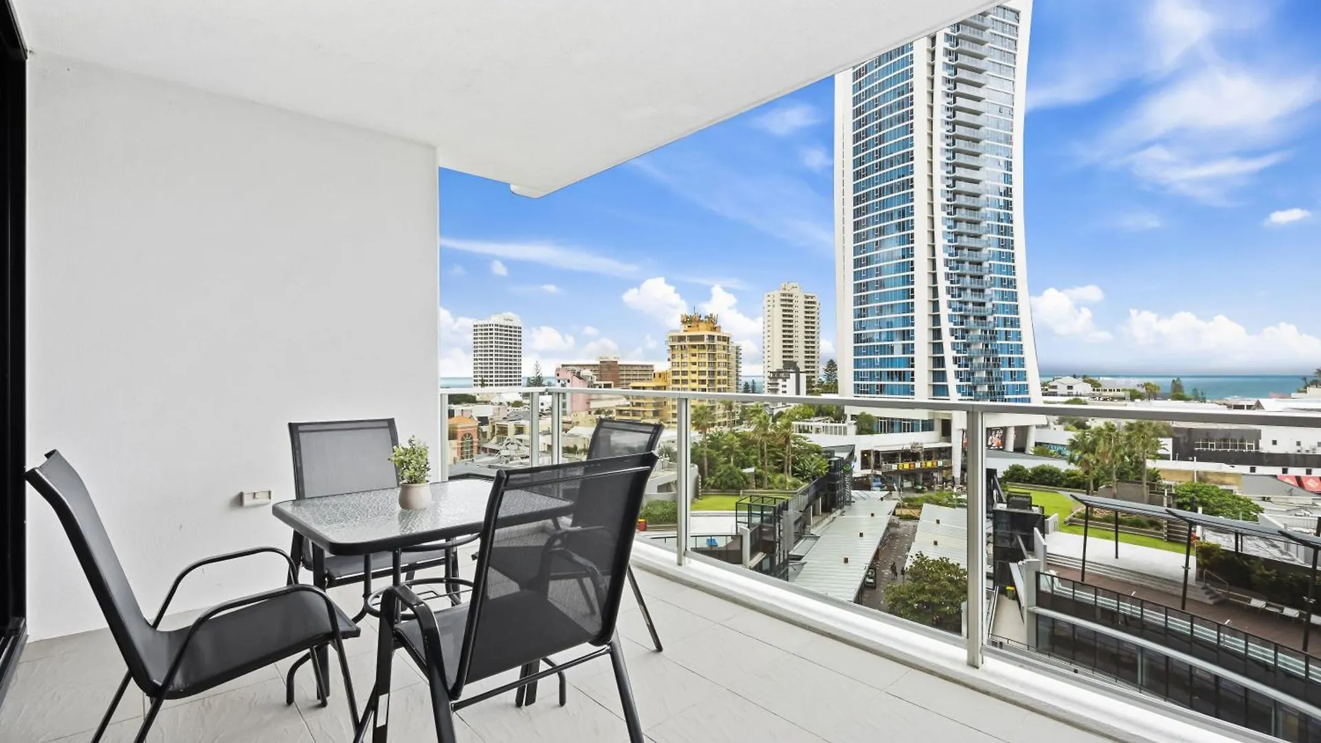 Circle On Cavill - Qstay Gold Coast